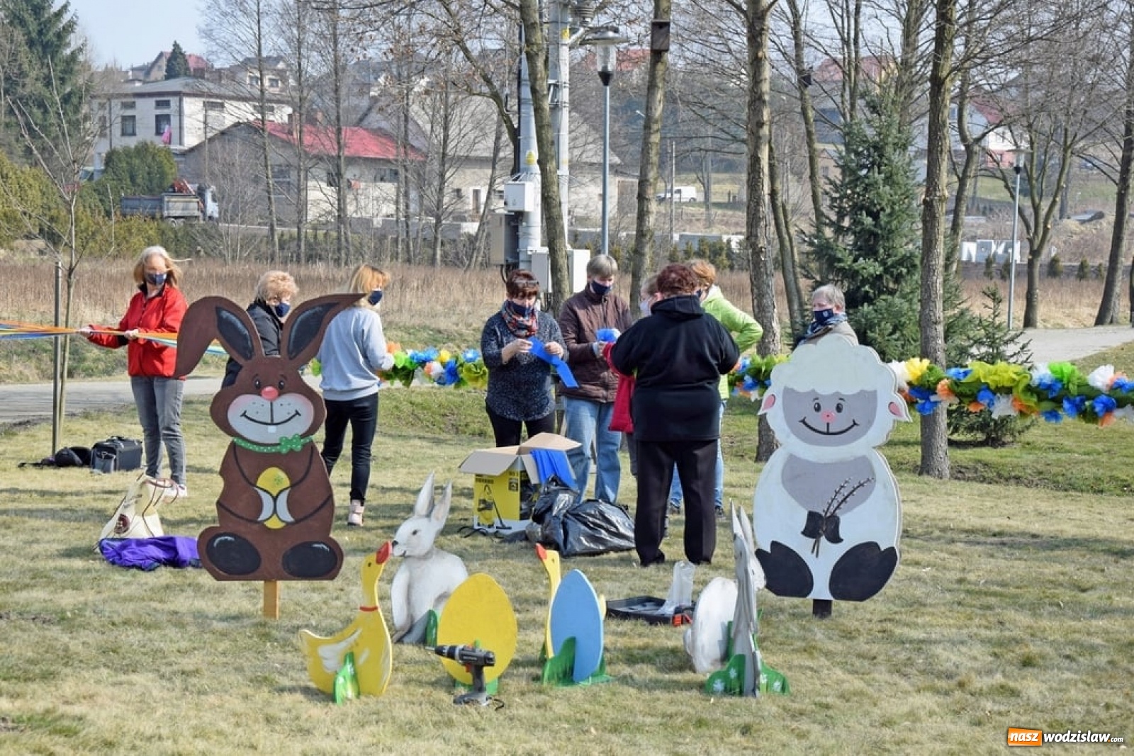 Zdjęcie w galerii na portalu naszwodzislaw.com: W mszańskim parku stanęła gigantyczna palma wielkanocna [FOTO] wiadomości z regionu