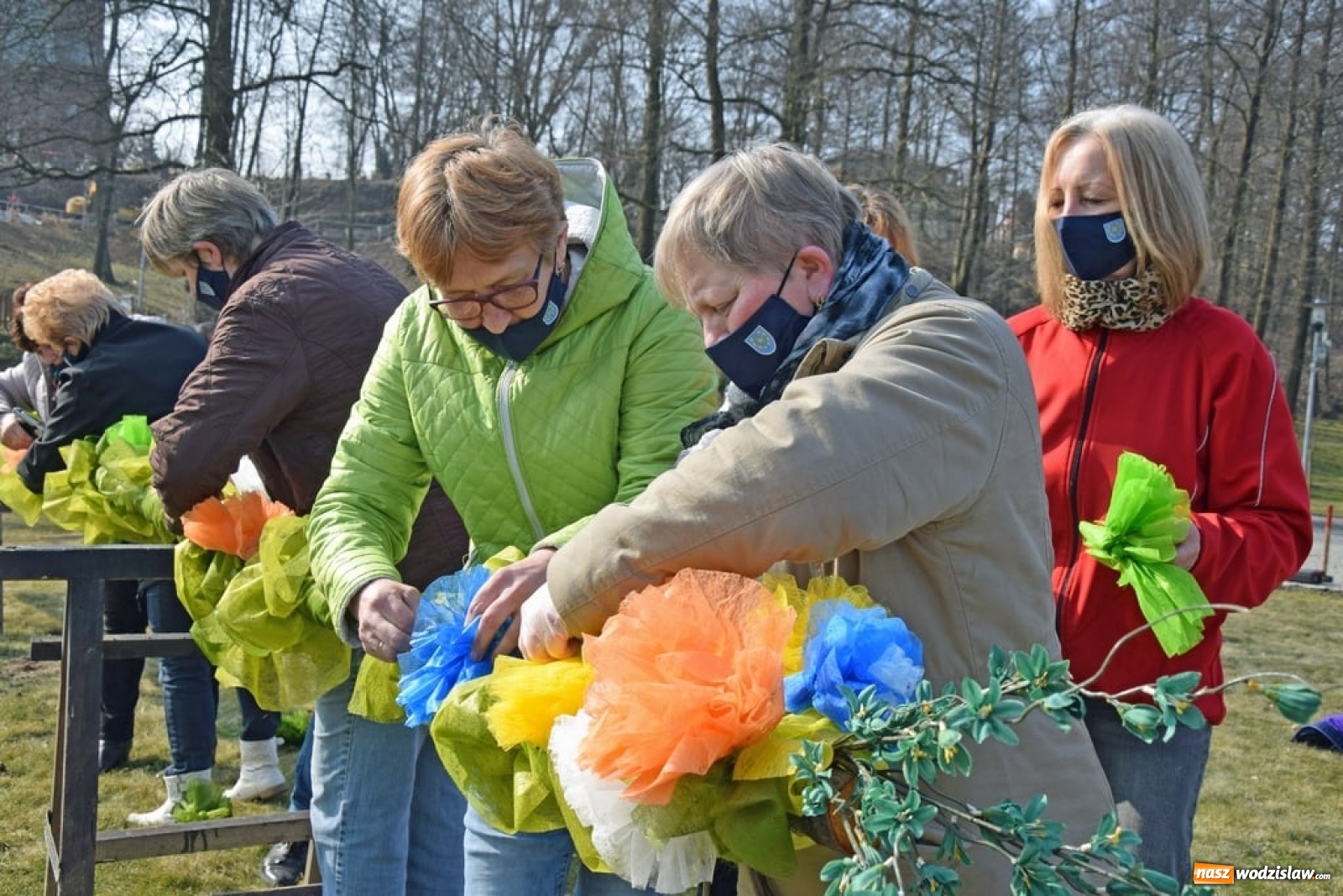 Zdjęcie w galerii na portalu naszwodzislaw.com: W mszańskim parku stanęła gigantyczna palma wielkanocna [FOTO] wiadomości z regionu