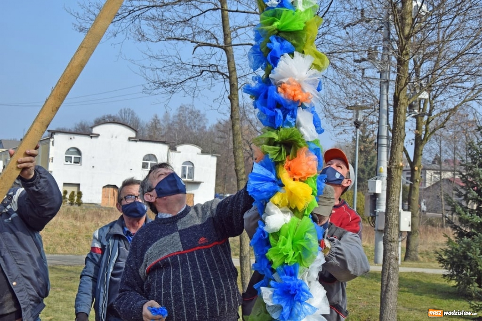 Zdjęcie w galerii na portalu naszwodzislaw.com: W mszańskim parku stanęła gigantyczna palma wielkanocna [FOTO] wiadomości z regionu