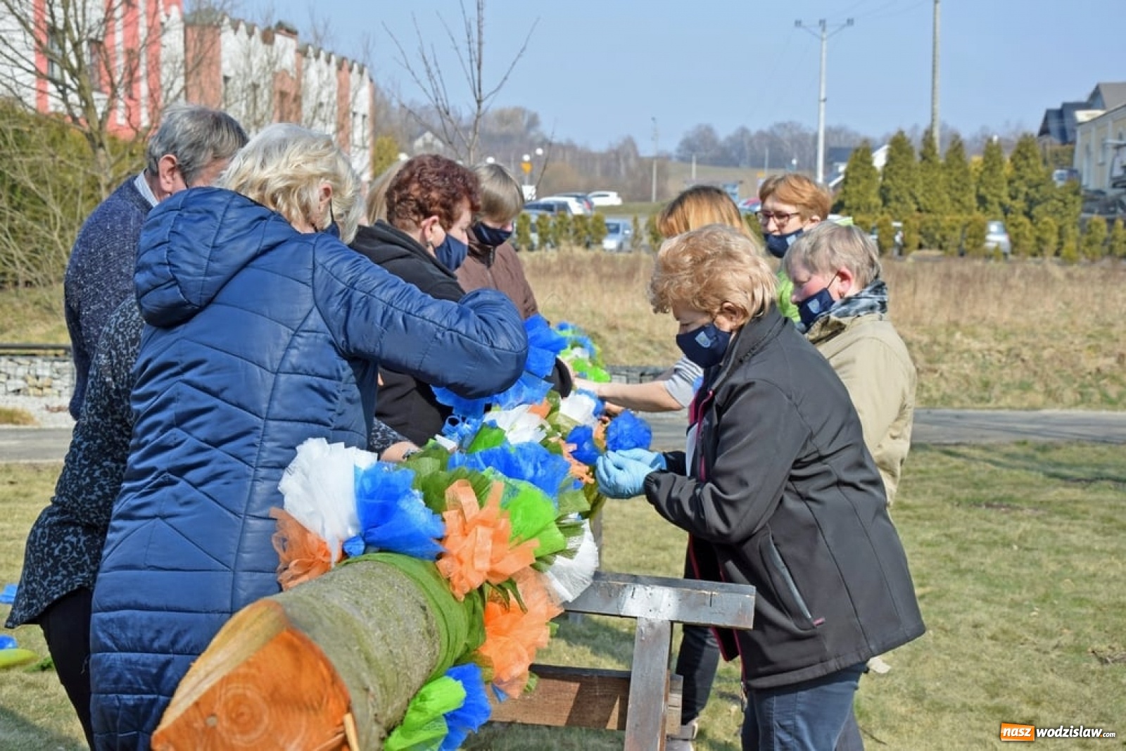 Zdjęcie w galerii na portalu naszwodzislaw.com: W mszańskim parku stanęła gigantyczna palma wielkanocna [FOTO] wiadomości z regionu