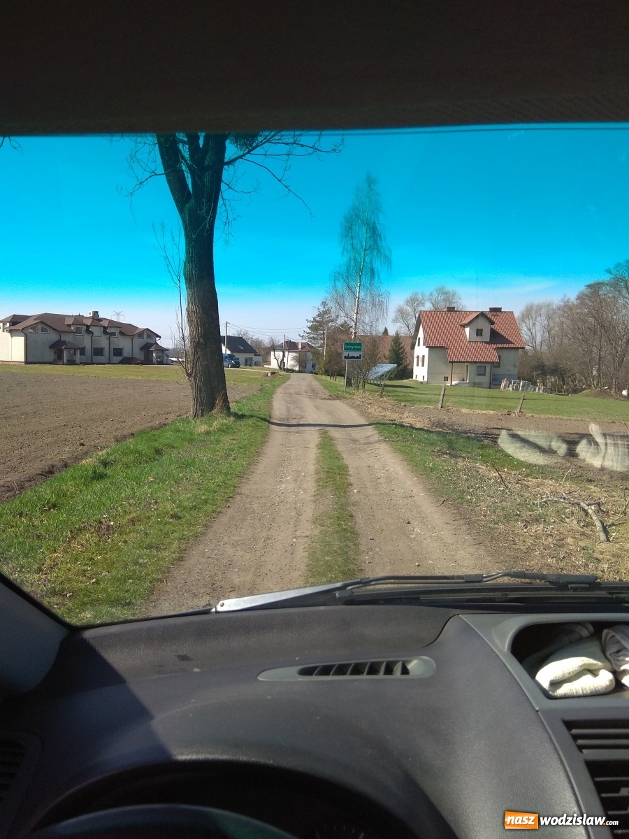 Zdjęcie w galerii na portalu naszwodzislaw.com: Uchylsko-Gorzyczki. Czy to najgorsza droga powiatowa w województwie śląskim? wiadomości z regionu