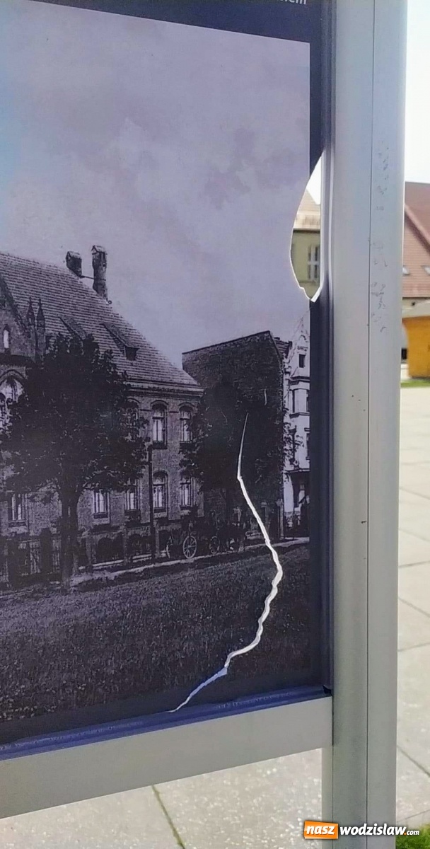 Zdjęcie w galerii na portalu naszwodzislaw.com: Wystawa na wodzisławskim Rynku padła ofiarą wandali [FOTO] wiadomości z regionu