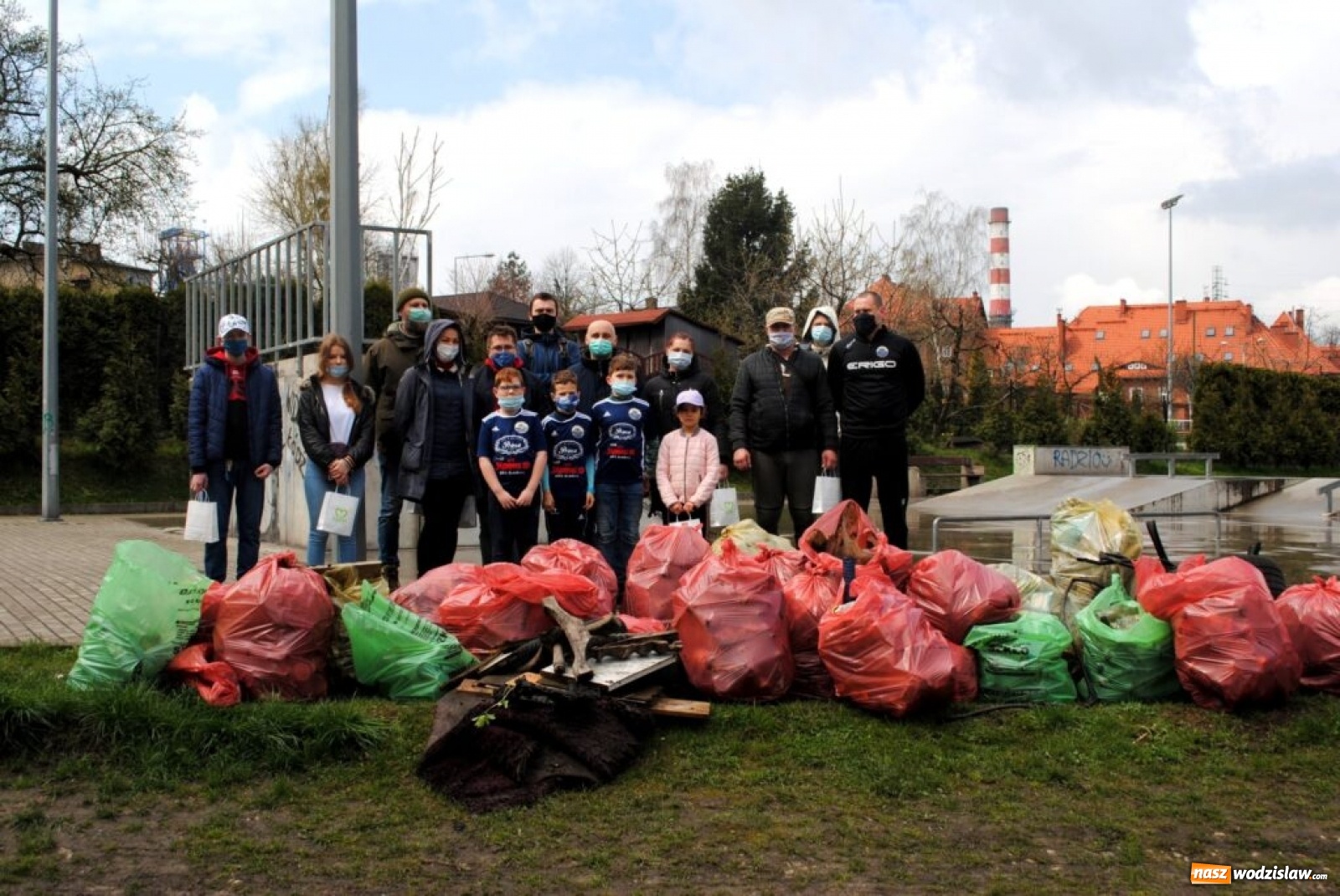 Zdjęcie w galerii na portalu naszwodzislaw.com: To nie są nasze śmieci, ale to nasze miasto! Akcja sprzątania w Radlinie wiadomości z regionu