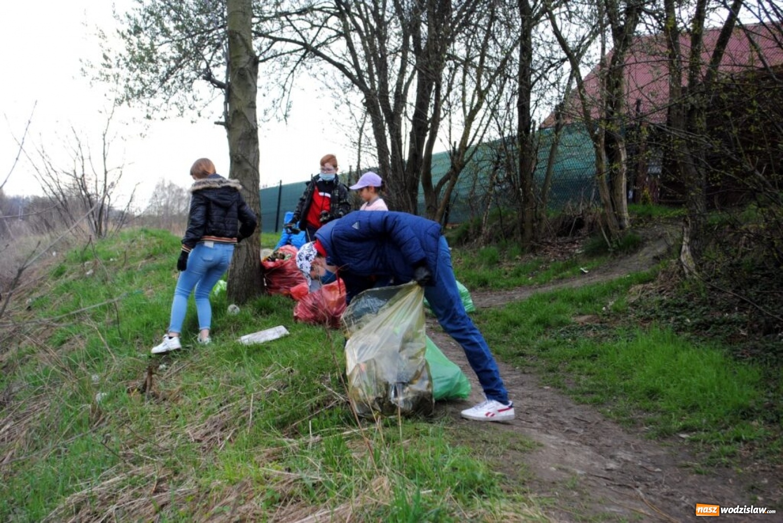 Zdjęcie w galerii na portalu naszwodzislaw.com: To nie są nasze śmieci, ale to nasze miasto! Akcja sprzątania w Radlinie wiadomości z regionu