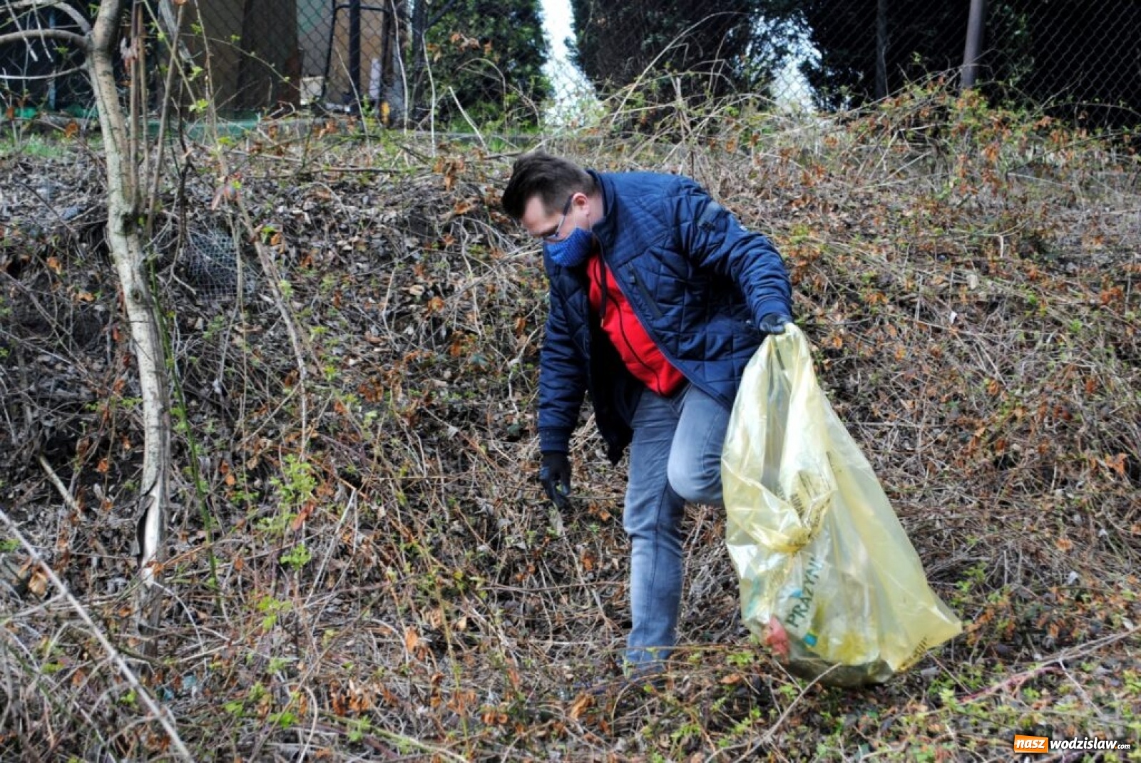 Zdjęcie w galerii na portalu naszwodzislaw.com: To nie są nasze śmieci, ale to nasze miasto! Akcja sprzątania w Radlinie wiadomości z regionu