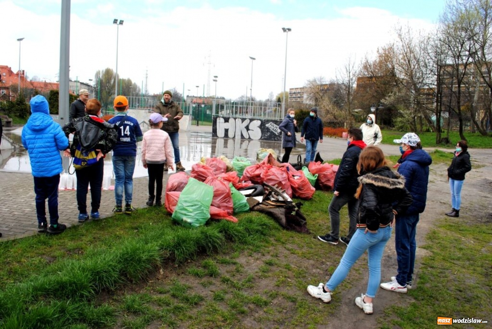 Zdjęcie w galerii na portalu naszwodzislaw.com: To nie są nasze śmieci, ale to nasze miasto! Akcja sprzątania w Radlinie wiadomości z regionu