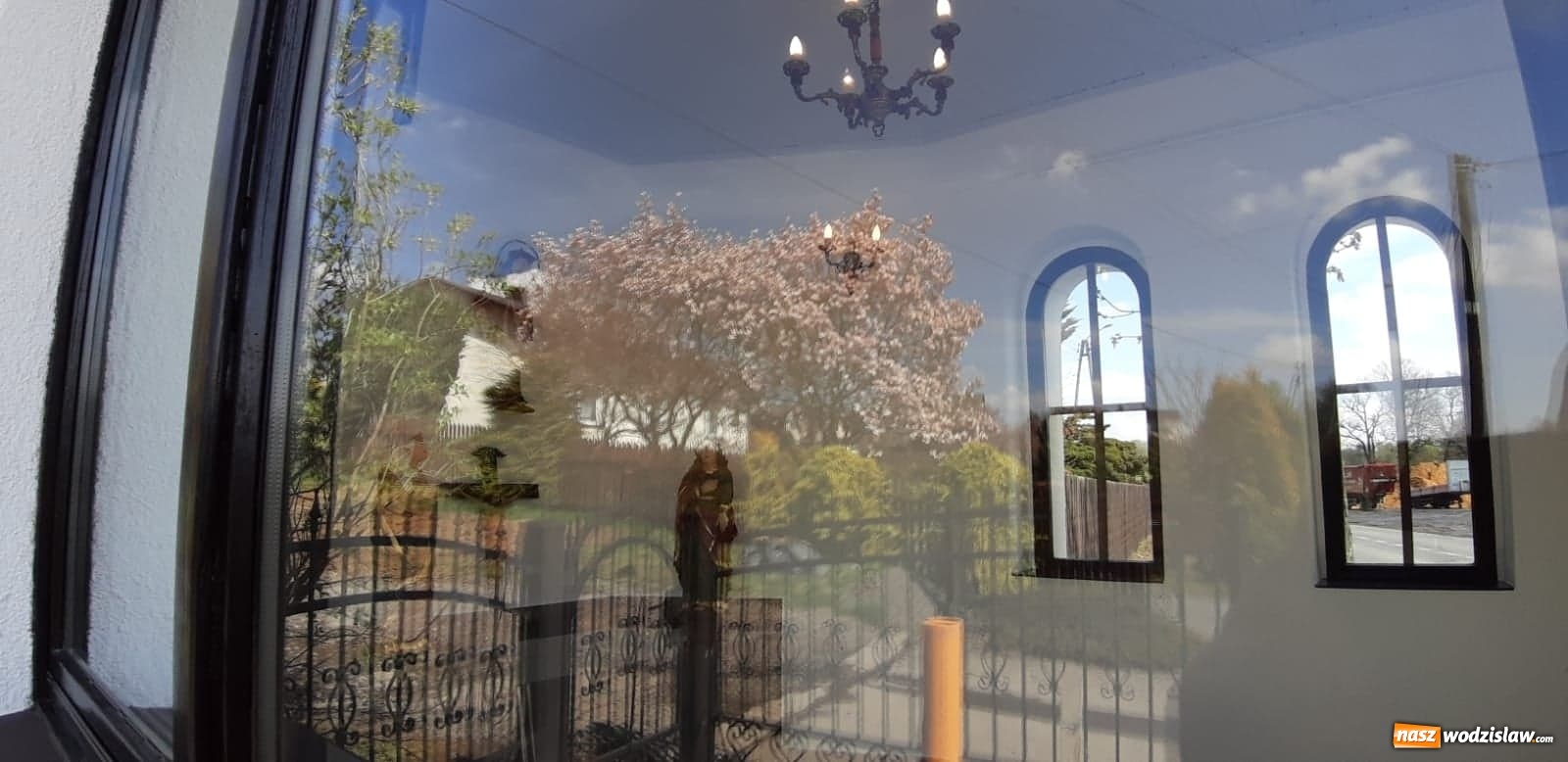 Zdjęcie w galerii na portalu naszwodzislaw.com: Zabytkowa kapliczka w Gogołowej po remoncie. Odnowione figury wróciły na miejsce wiadomości z regionu