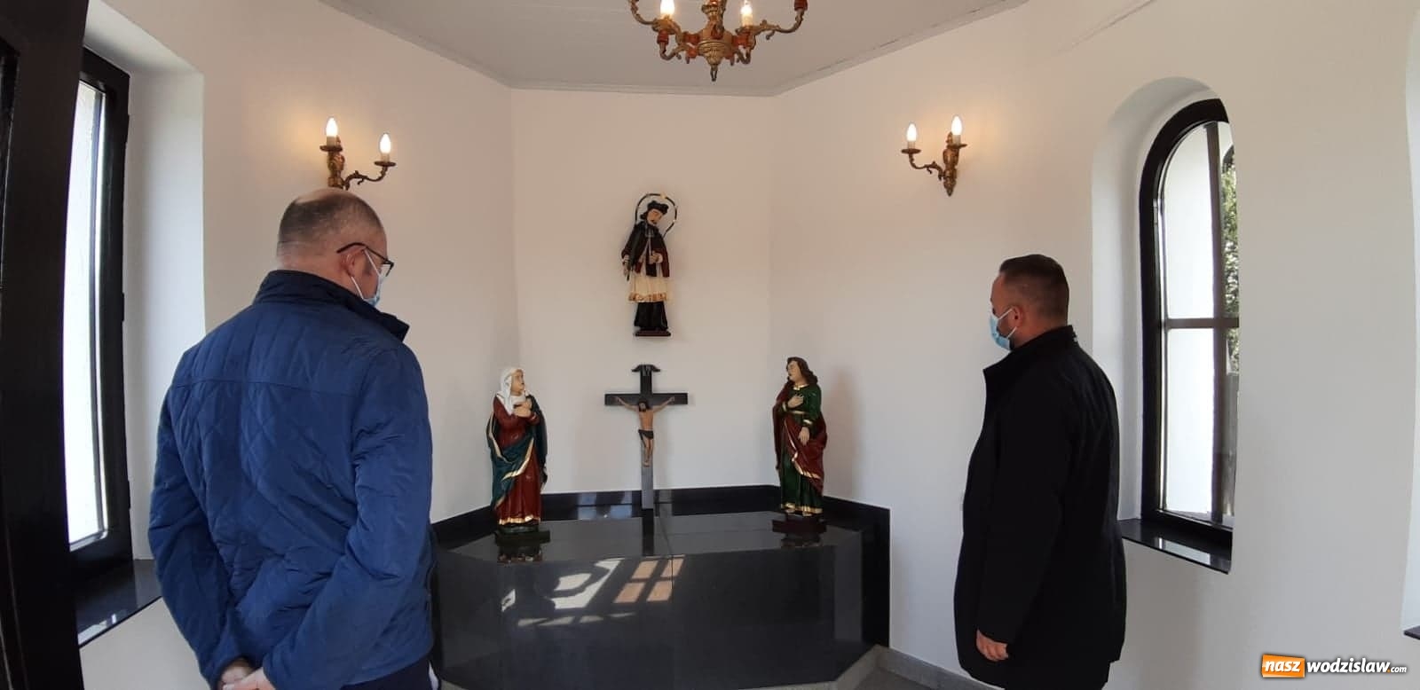 Zdjęcie w galerii na portalu naszwodzislaw.com: Zabytkowa kapliczka w Gogołowej po remoncie. Odnowione figury wróciły na miejsce wiadomości z regionu