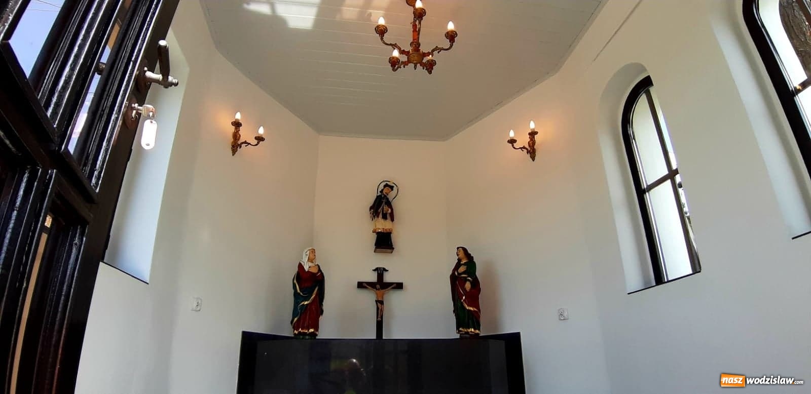 Zdjęcie w galerii na portalu naszwodzislaw.com: Zabytkowa kapliczka w Gogołowej po remoncie. Odnowione figury wróciły na miejsce wiadomości z regionu