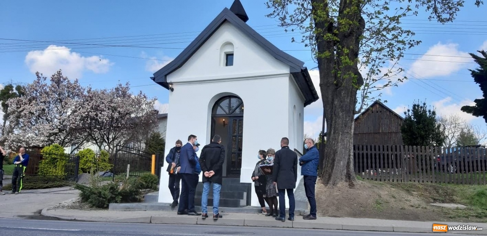 Zdjęcie w galerii na portalu naszwodzislaw.com: Zabytkowa kapliczka w Gogołowej po remoncie. Odnowione figury wróciły na miejsce wiadomości z regionu