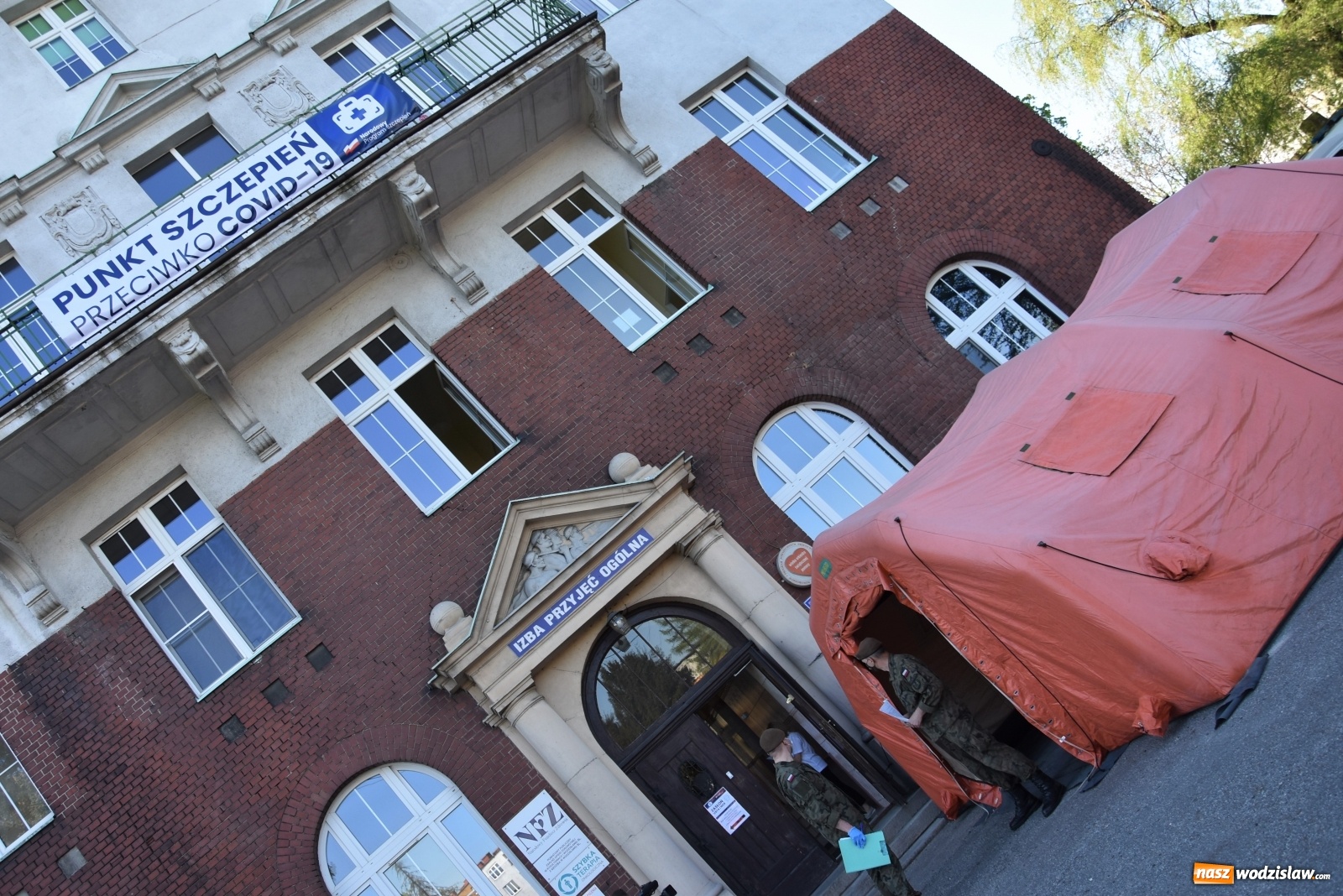 Zdjęcie w galerii na portalu naszwodzislaw.com: Ruszył punkt szczepień w szpitalu w Rydułtowach wiadomości z regionu