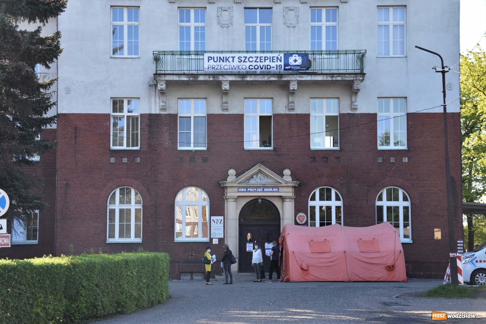 Zdjęcie w galerii na portalu naszwodzislaw.com: Ruszył punkt szczepień w szpitalu w Rydułtowach wiadomości z regionu