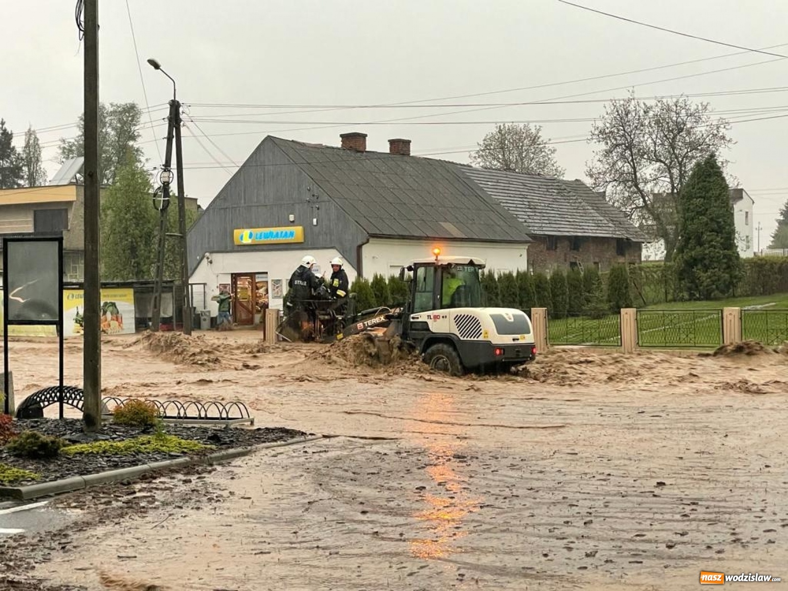 Zdjęcie w galerii na portalu naszwodzislaw.com: Ogrom zniszczeń po kolejnej nawałnicy [FOTO i WIDEO] wiadomości z regionu