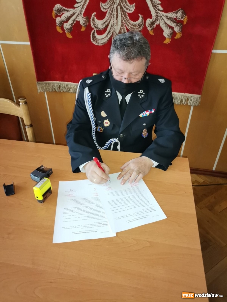 Zdjęcie w galerii na portalu naszwodzislaw.com: Koncentratory tlenu trafiły do strażaków z Łazisk i Skrzyszowa wiadomości z regionu