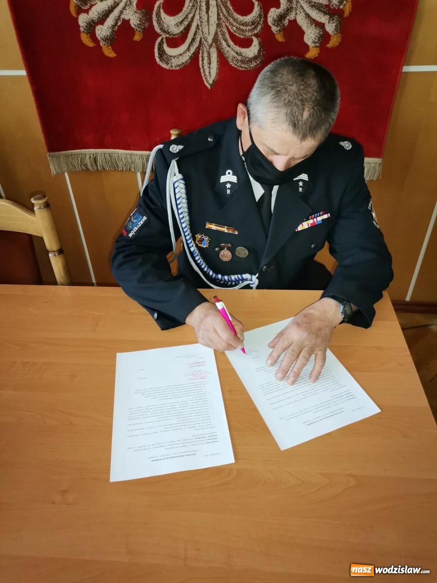 Zdjęcie w galerii na portalu naszwodzislaw.com: Koncentratory tlenu trafiły do strażaków z Łazisk i Skrzyszowa wiadomości z regionu