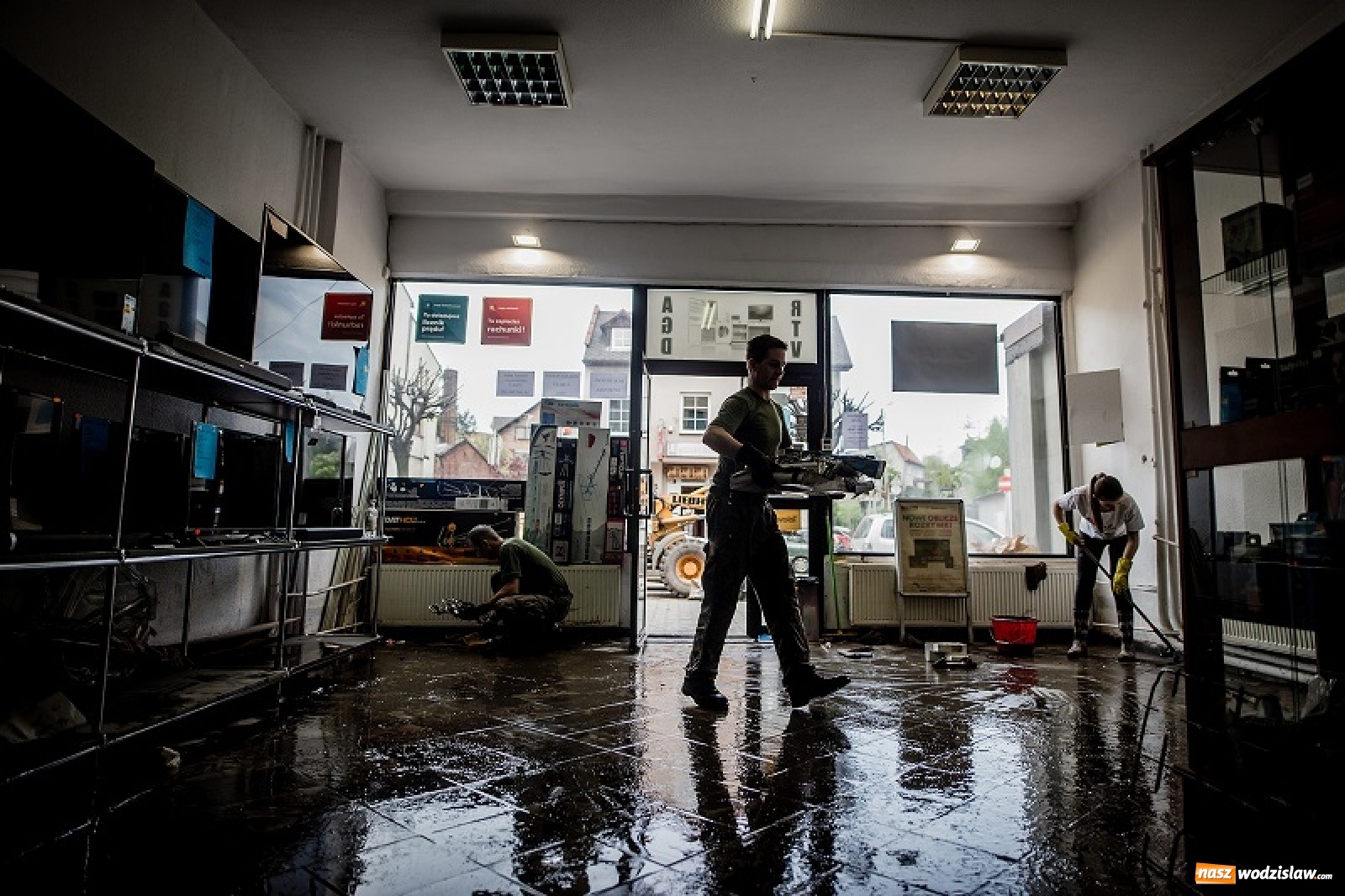 Zdjęcie w galerii na portalu naszwodzislaw.com: Śląscy terytorialsi pomagają w walce z podtopieniami w Rydułtowach [FOTO] wiadomości z regionu