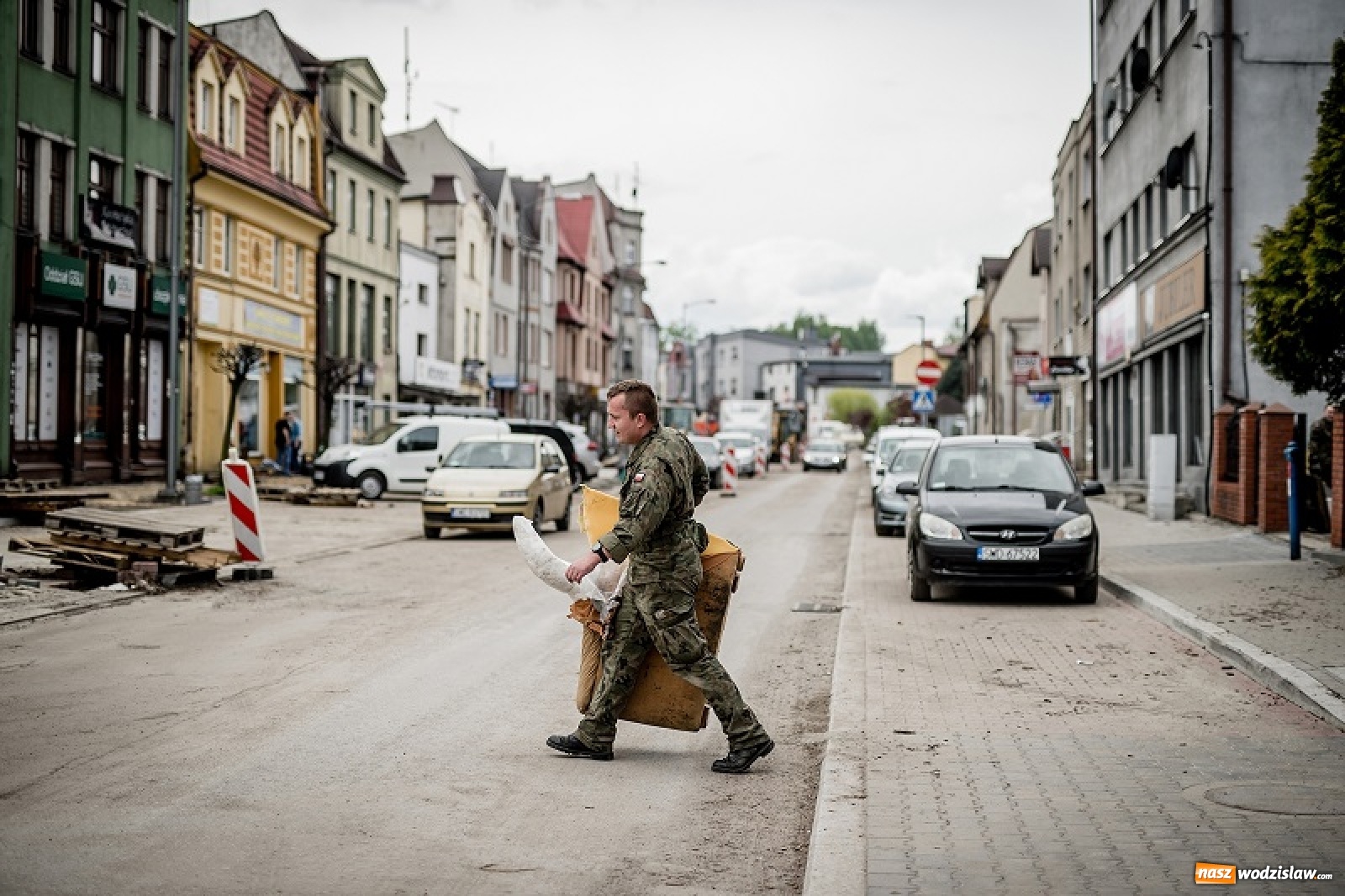 Zdjęcie w galerii na portalu naszwodzislaw.com: Śląscy terytorialsi pomagają w walce z podtopieniami w Rydułtowach [FOTO] wiadomości z regionu