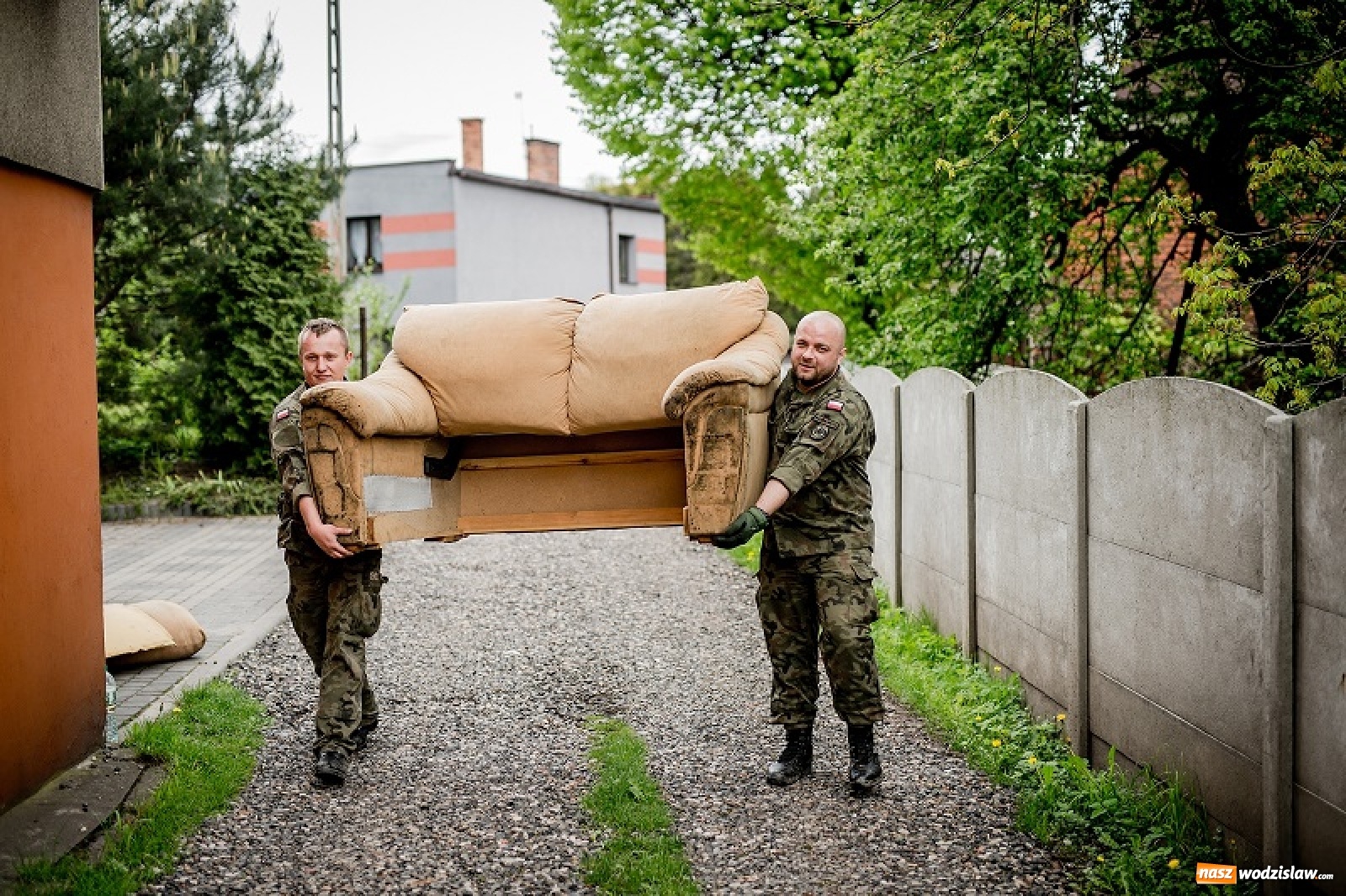 Zdjęcie w galerii na portalu naszwodzislaw.com: Śląscy terytorialsi pomagają w walce z podtopieniami w Rydułtowach [FOTO] wiadomości z regionu