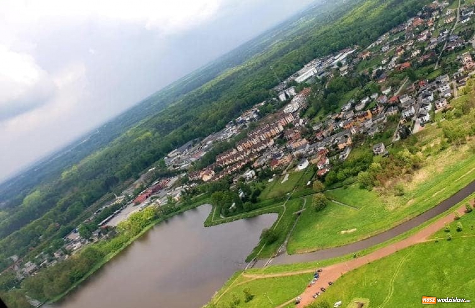 Zdjęcie w galerii na portalu naszwodzislaw.com: Policyjny śmigłowiec nad powiatem wodzisławskim [FOTO i WIDEO] wiadomości z regionu