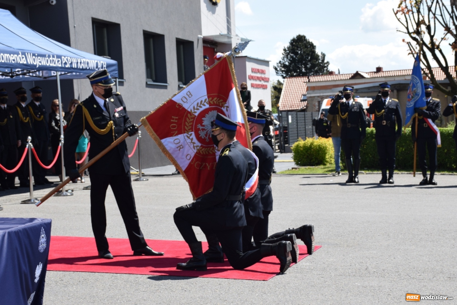 Zdjęcie w galerii na portalu naszwodzislaw.com: Wojewódzkie obchody Dnia Strażaka. PSP Wodzisław Śląski nadano sztandar wiadomości z regionu