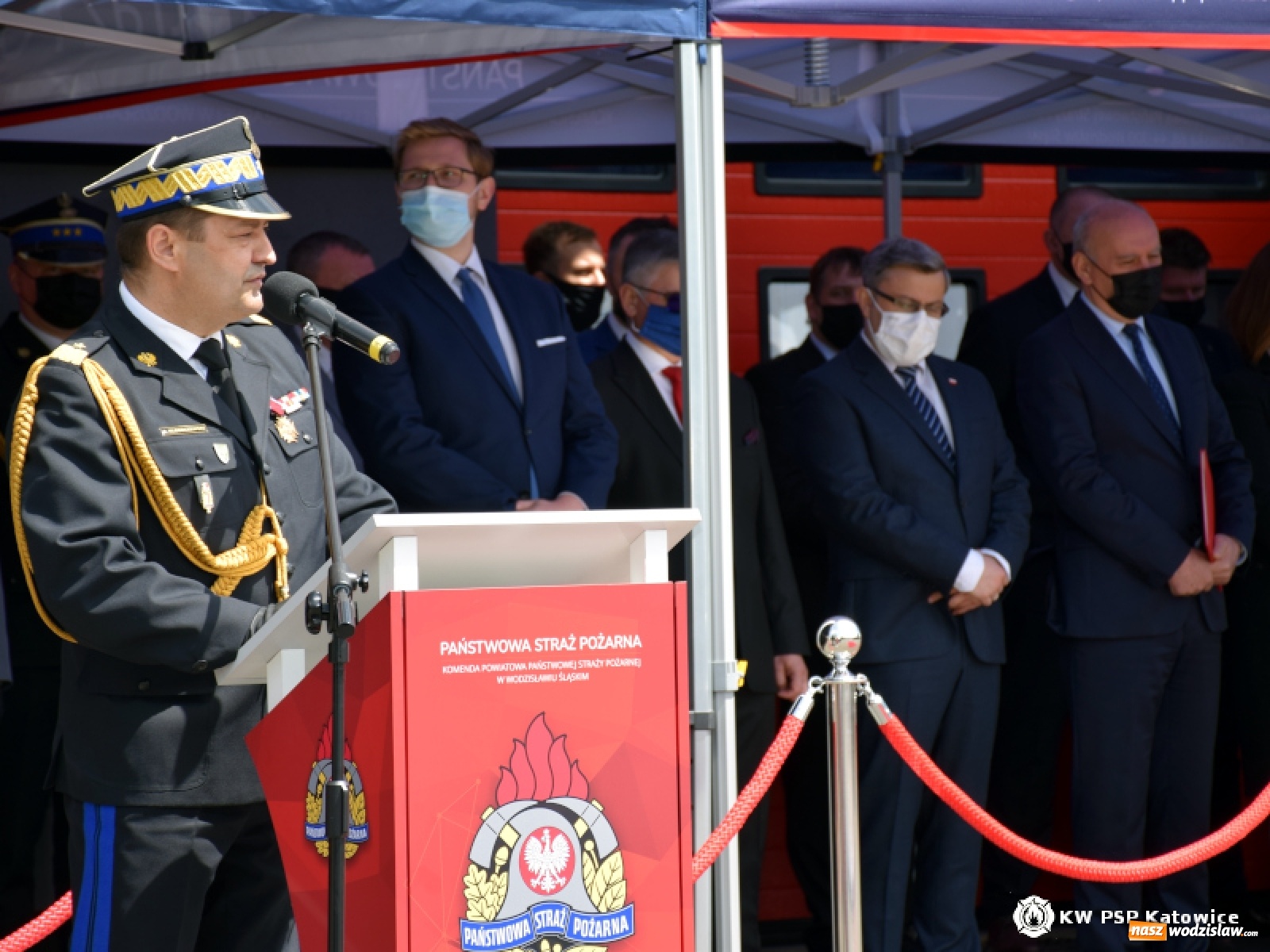 Zdjęcie w galerii na portalu naszwodzislaw.com: Wojewódzkie obchody Dnia Strażaka. PSP Wodzisław Śląski nadano sztandar wiadomości z regionu