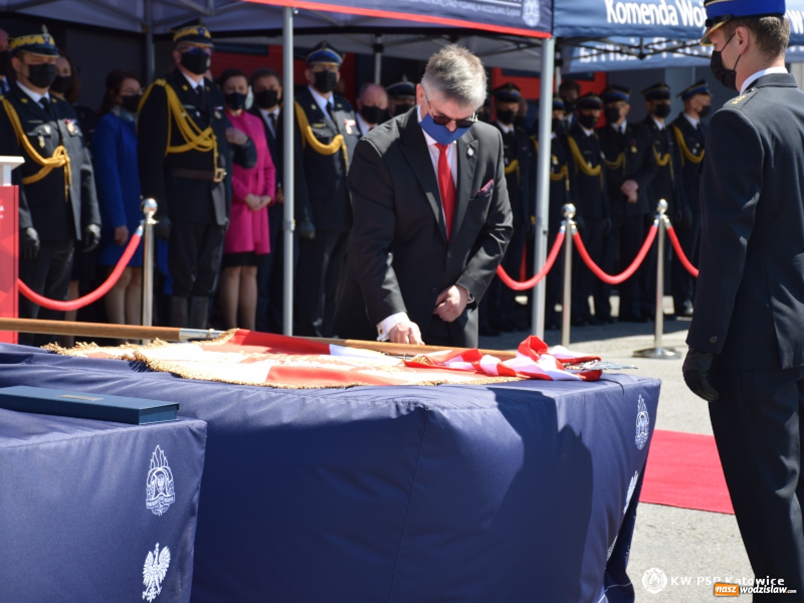 Zdjęcie w galerii na portalu naszwodzislaw.com: Wojewódzkie obchody Dnia Strażaka. PSP Wodzisław Śląski nadano sztandar wiadomości z regionu