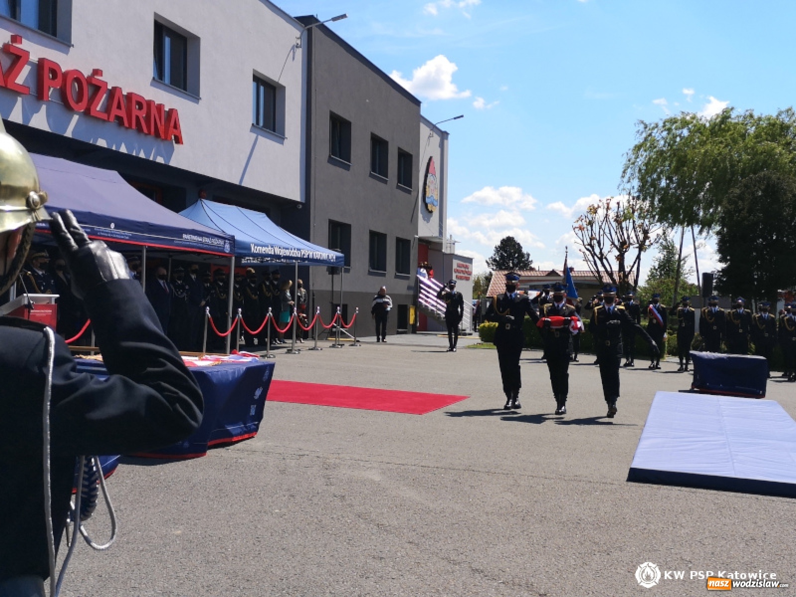 Zdjęcie w galerii na portalu naszwodzislaw.com: Wojewódzkie obchody Dnia Strażaka. PSP Wodzisław Śląski nadano sztandar wiadomości z regionu