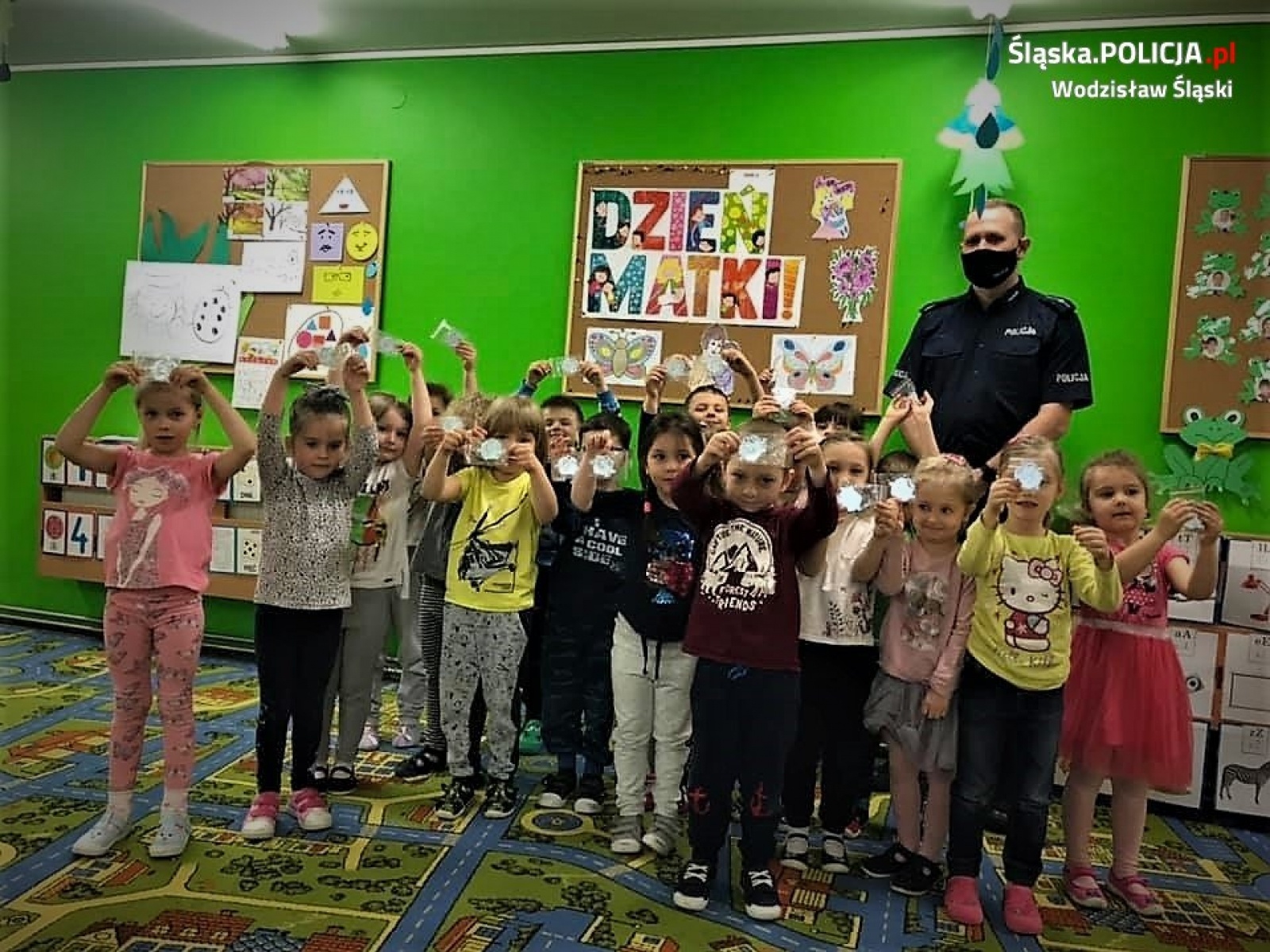 Zdjęcie w galerii na portalu naszwodzislaw.com: Wodzisławscy policjanci z wizytą u przedszkolaków wiadomości z regionu