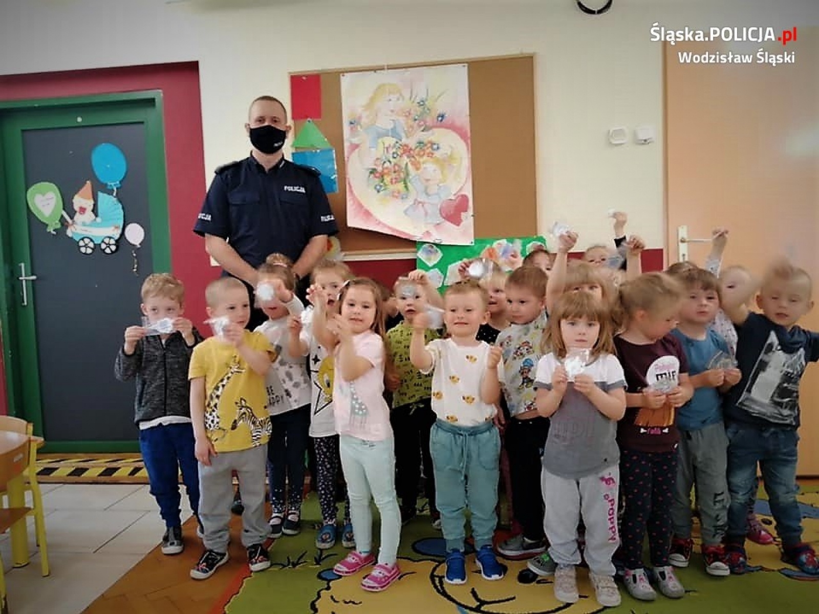 Zdjęcie w galerii na portalu naszwodzislaw.com: Wodzisławscy policjanci z wizytą u przedszkolaków wiadomości z regionu