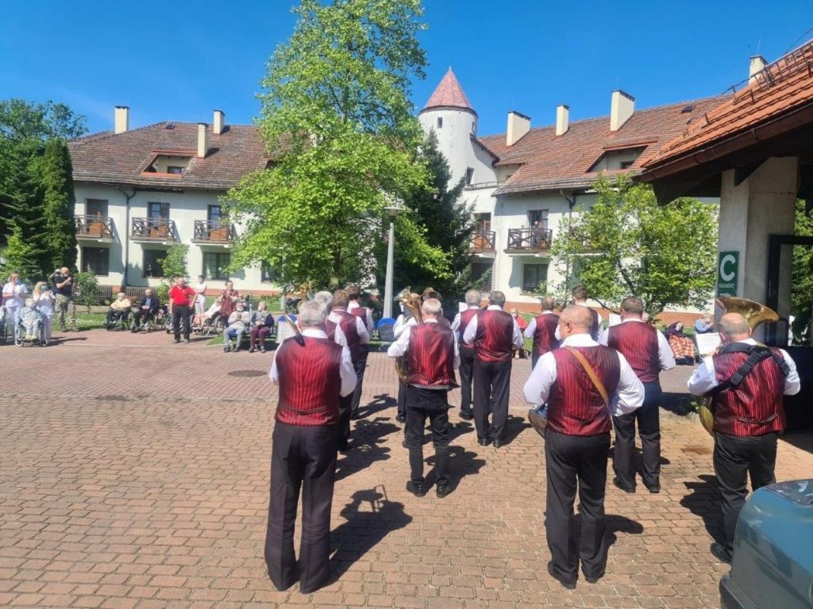 Zdjęcie w galerii na portalu naszwodzislaw.com: DPS Gorzyce. Plenerowy koncert z okazji Dnia Matki wiadomości z regionu