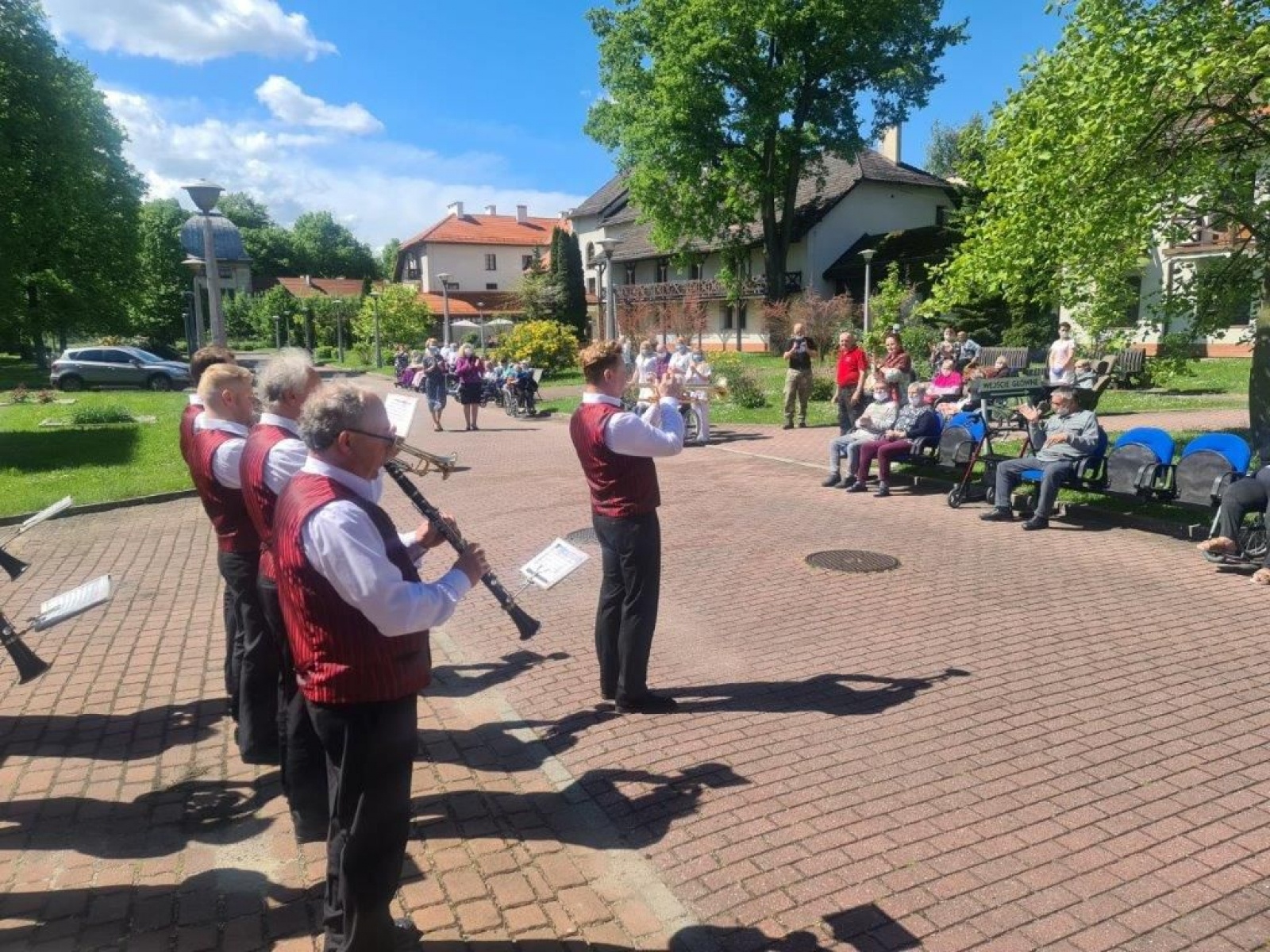 Zdjęcie w galerii na portalu naszwodzislaw.com: DPS Gorzyce. Plenerowy koncert z okazji Dnia Matki wiadomości z regionu