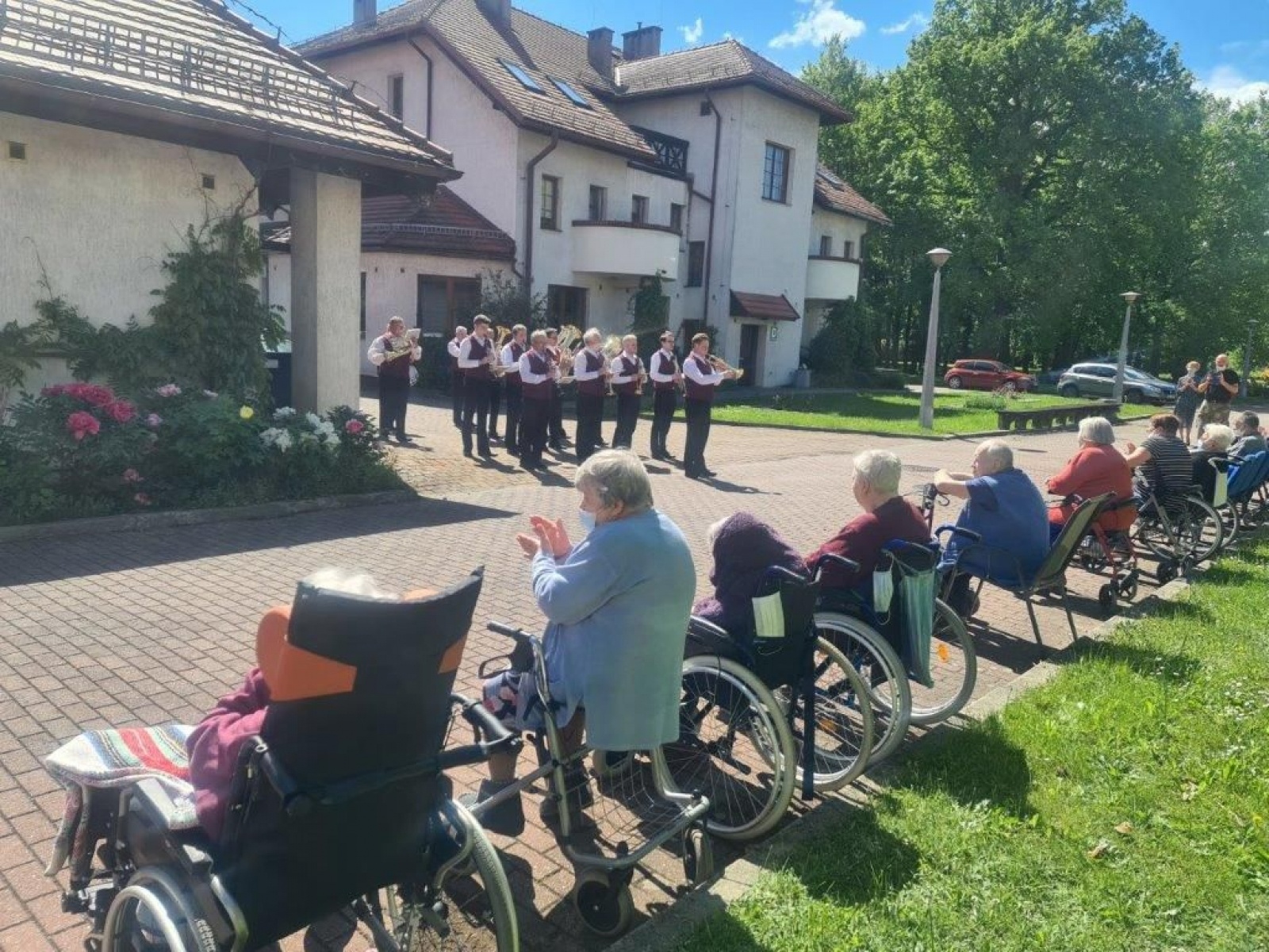 Zdjęcie w galerii na portalu naszwodzislaw.com: DPS Gorzyce. Plenerowy koncert z okazji Dnia Matki wiadomości z regionu