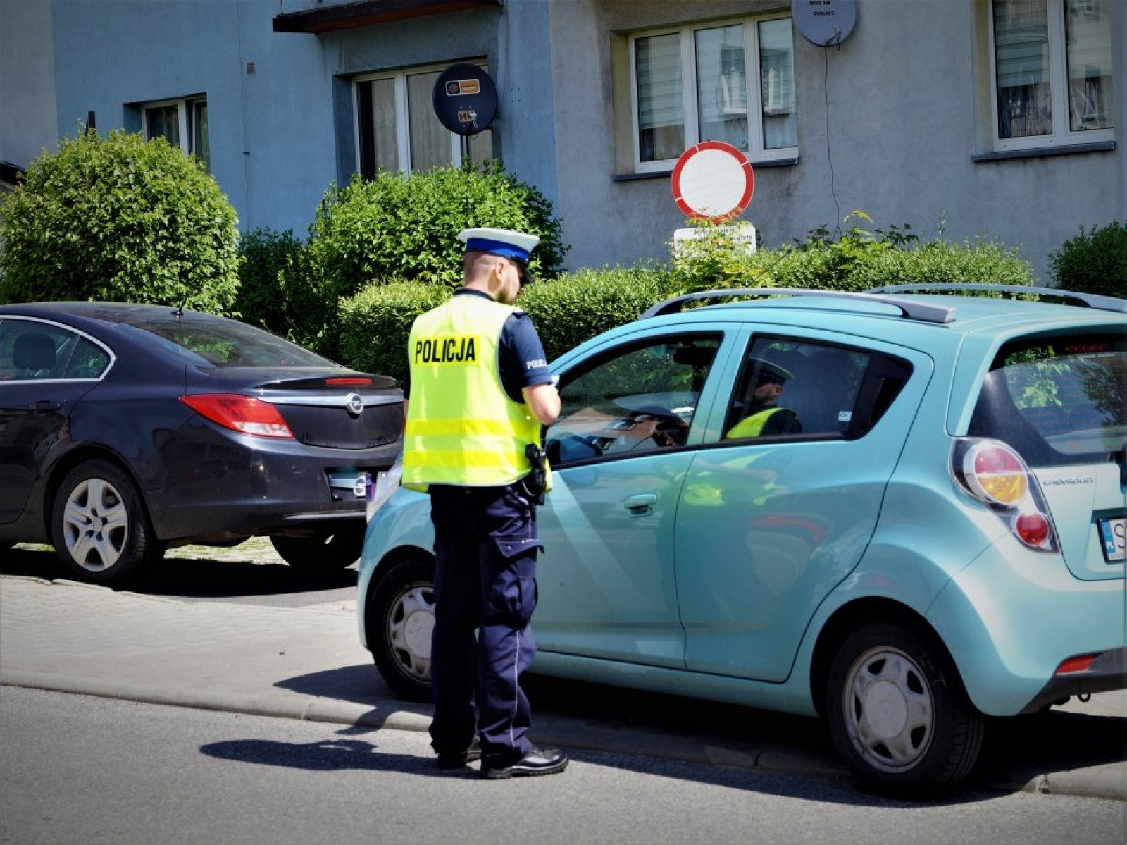 Zdjęcie w galerii na portalu naszwodzislaw.com: Wielki test wiedzy z przepisów ruchu drogowego. Policjanci przepytali pieszych i kierowców wiadomości z regionu