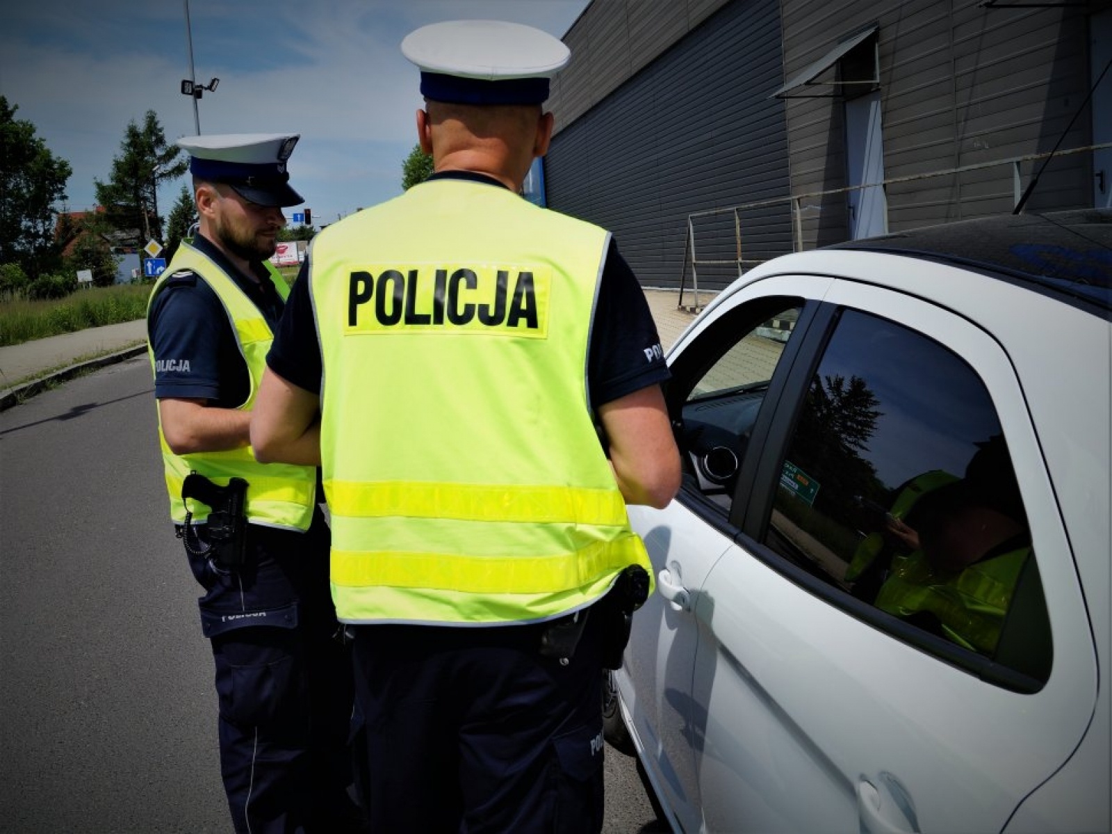 Zdjęcie w galerii na portalu naszwodzislaw.com: Wielki test wiedzy z przepisów ruchu drogowego. Policjanci przepytali pieszych i kierowców wiadomości z regionu