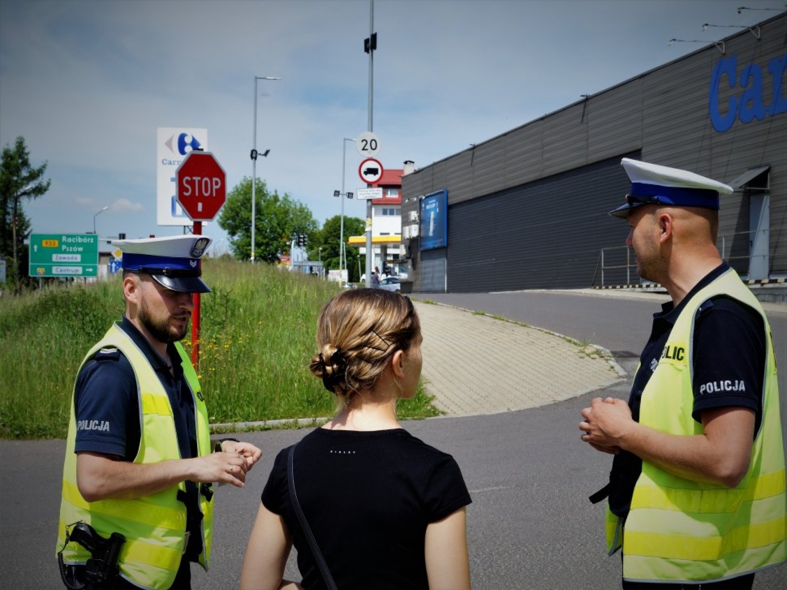 Zdjęcie w galerii na portalu naszwodzislaw.com: Wielki test wiedzy z przepisów ruchu drogowego. Policjanci przepytali pieszych i kierowców wiadomości z regionu