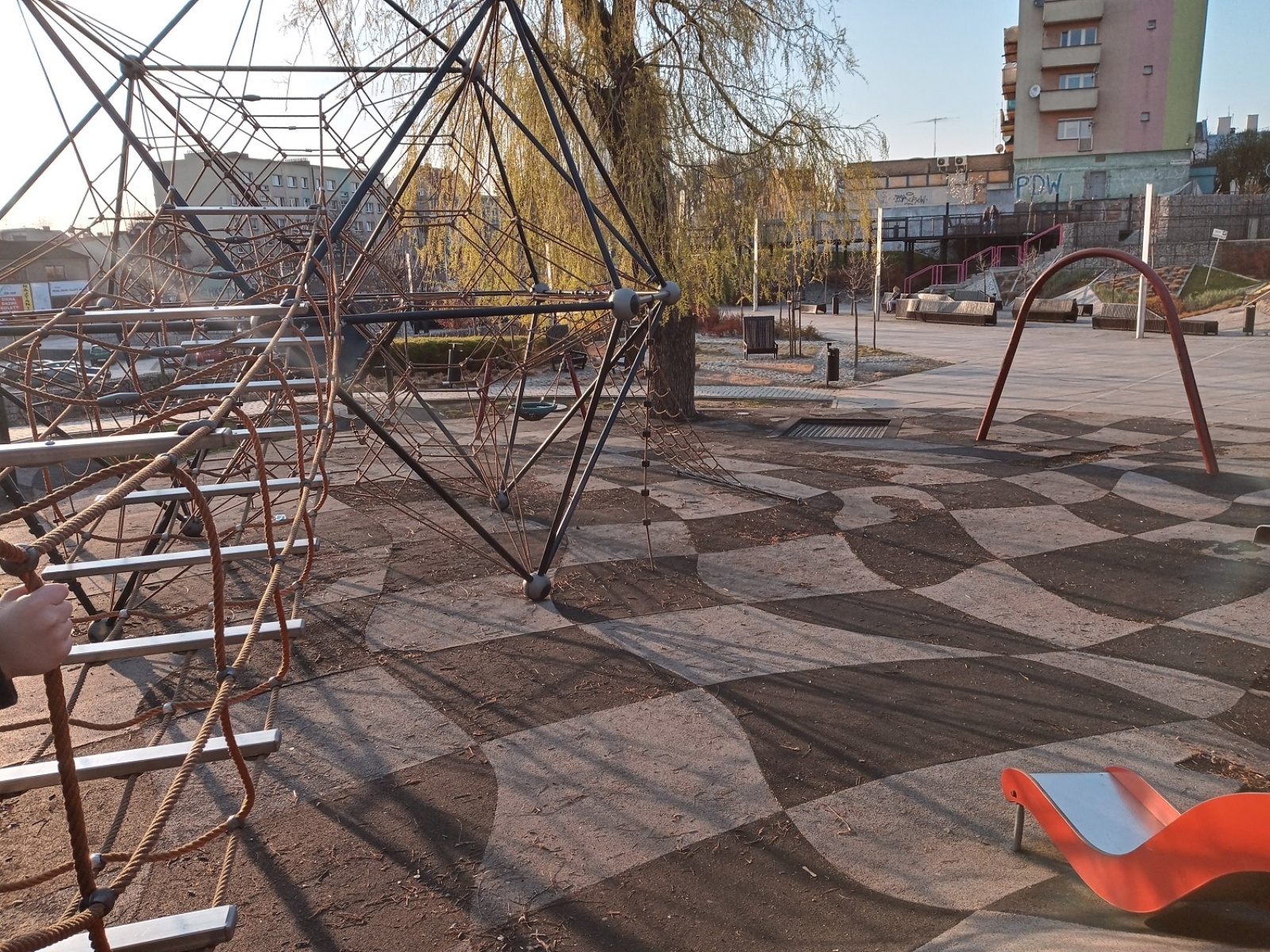 Zdjęcie w galerii na portalu naszwodzislaw.com: Plac zabaw przy pszowskim rynku zyska nową nawierzchnię wiadomości z regionu