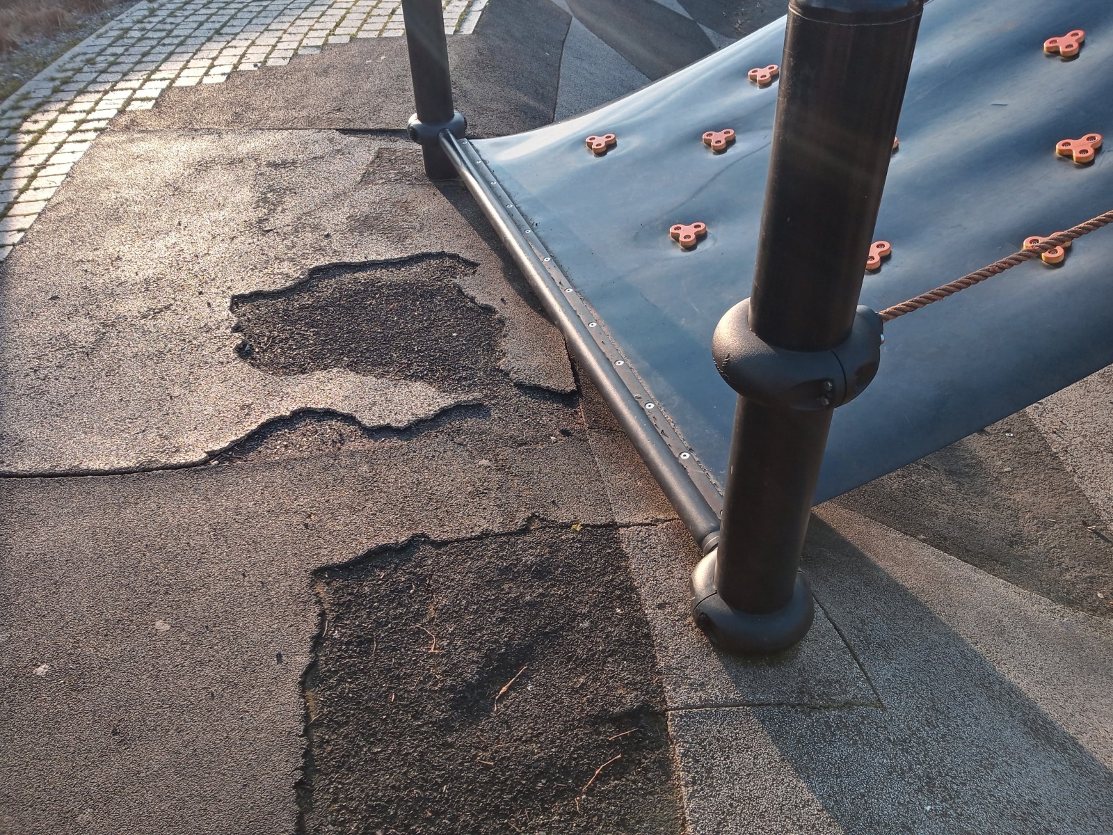 Zdjęcie w galerii na portalu naszwodzislaw.com: Plac zabaw przy pszowskim rynku zyska nową nawierzchnię wiadomości z regionu