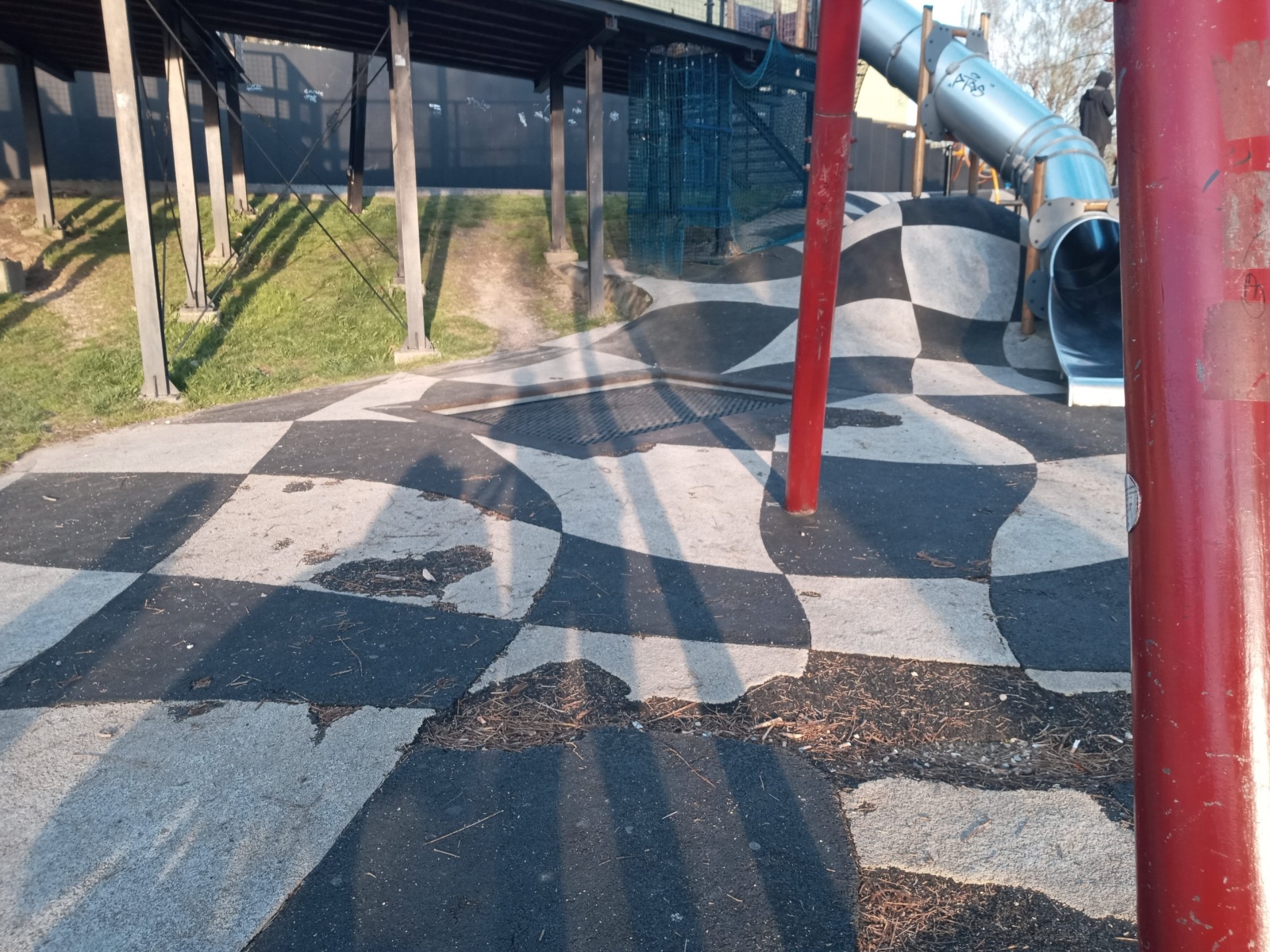 Zdjęcie w galerii na portalu naszwodzislaw.com: Plac zabaw przy pszowskim rynku zyska nową nawierzchnię wiadomości z regionu