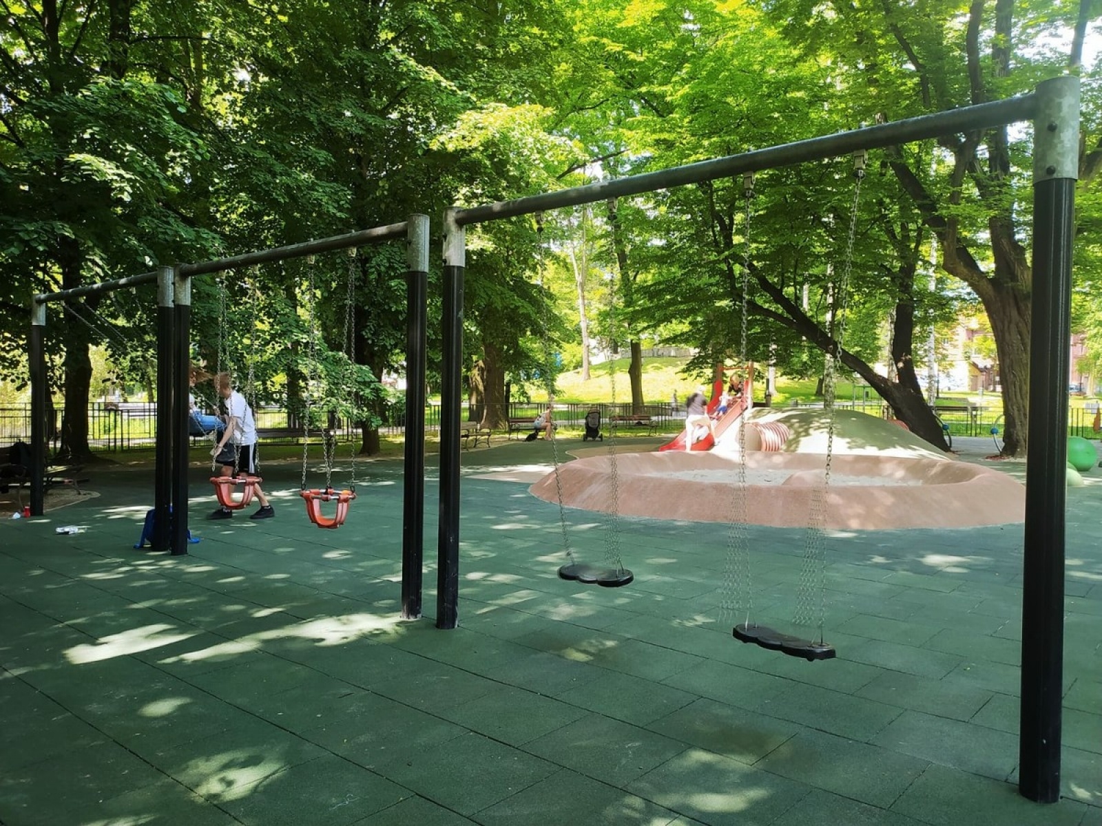 Zdjęcie w galerii na portalu naszwodzislaw.com: Bezpieczniej na placu zabaw w Parku Miejskim wiadomości z regionu