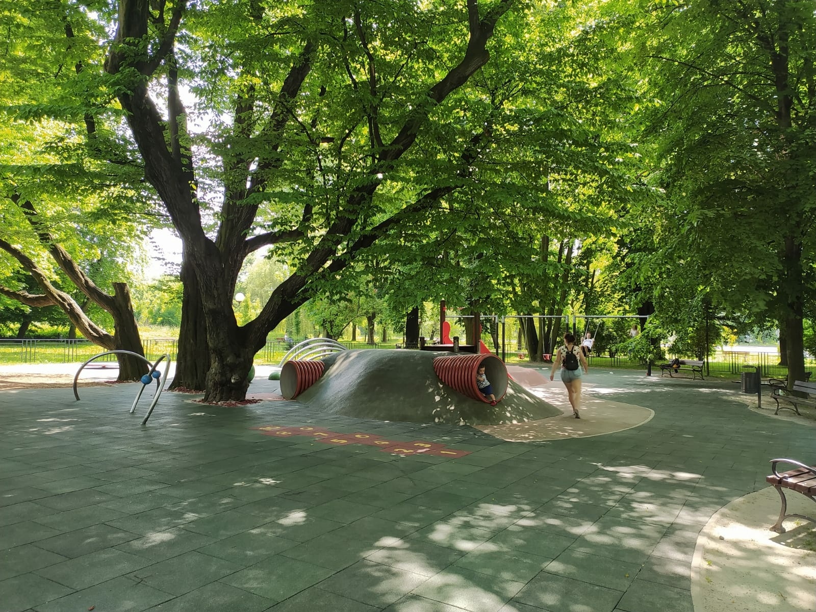 Zdjęcie w galerii na portalu naszwodzislaw.com: Bezpieczniej na placu zabaw w Parku Miejskim wiadomości z regionu