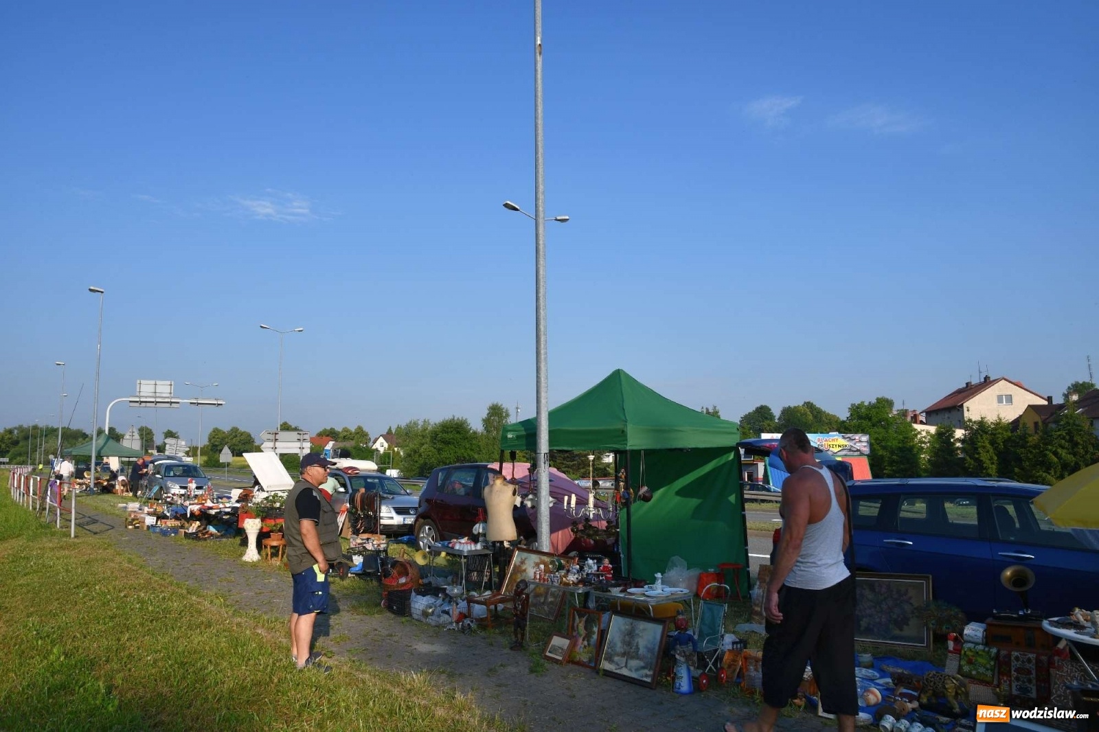 Zdjęcie w galerii na portalu naszwodzislaw.com: Jarmark w Chałupkach. Sprzedający nie zawiedli [WIDEO] wiadomości z regionu