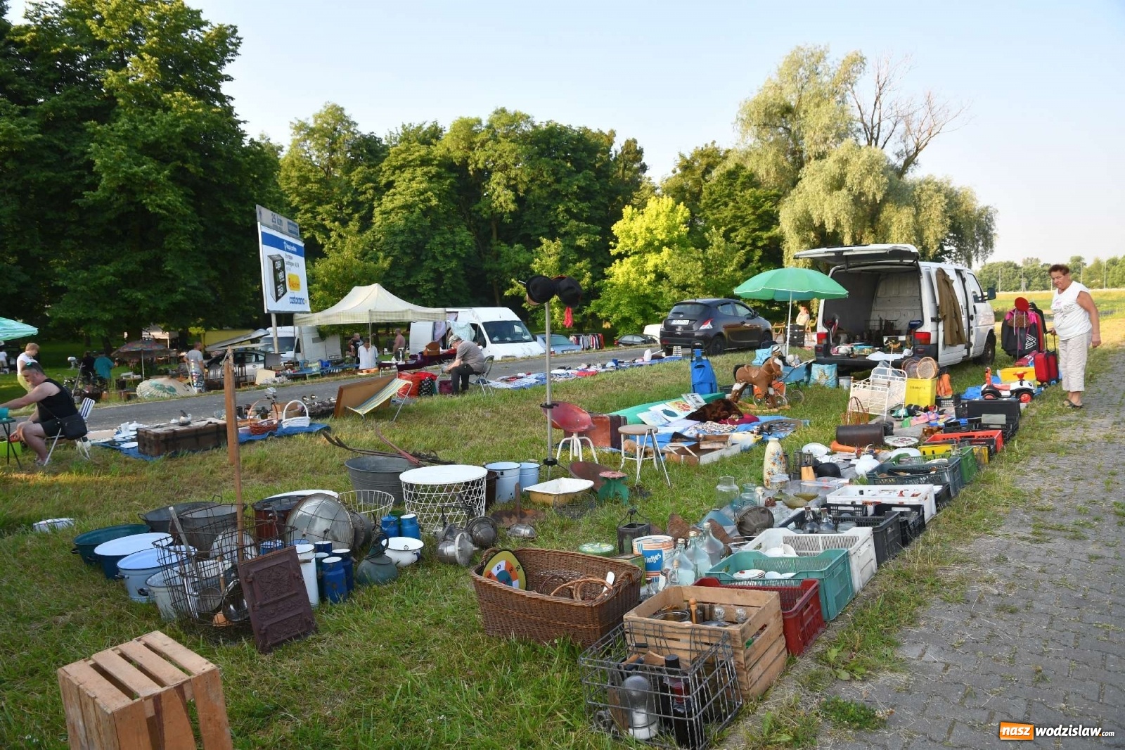 Zdjęcie w galerii na portalu naszwodzislaw.com: Jarmark w Chałupkach. Sprzedający nie zawiedli [WIDEO] wiadomości z regionu