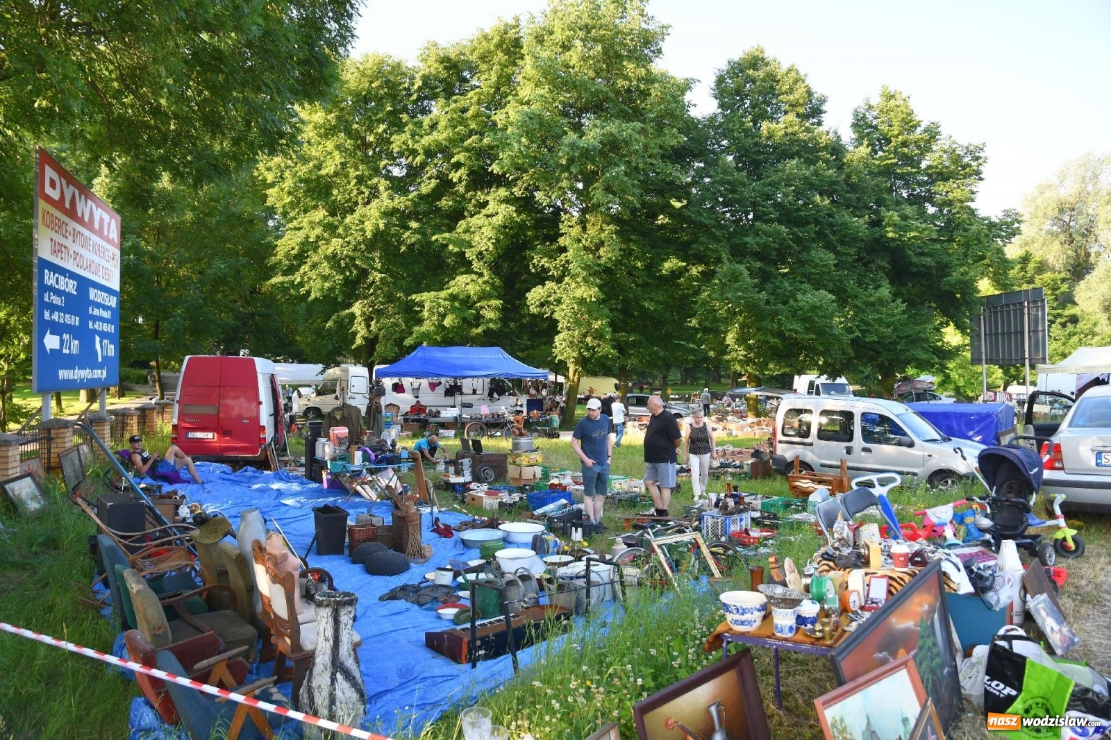 Zdjęcie w galerii na portalu naszwodzislaw.com: Jarmark w Chałupkach. Sprzedający nie zawiedli [WIDEO] wiadomości z regionu