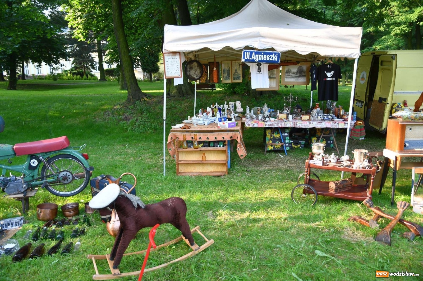 Zdjęcie w galerii na portalu naszwodzislaw.com: Jarmark w Chałupkach. Sprzedający nie zawiedli [WIDEO] wiadomości z regionu
