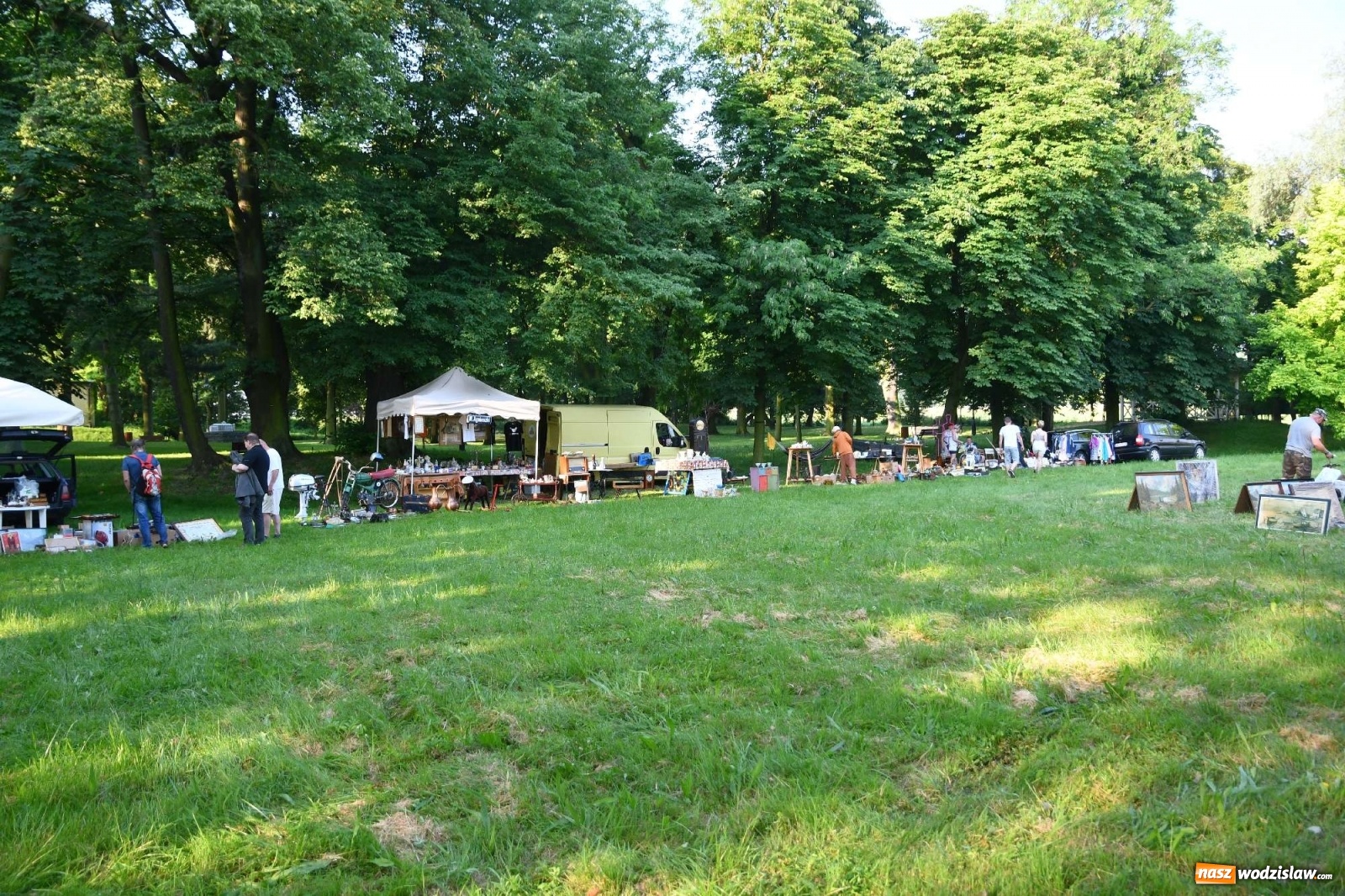 Zdjęcie w galerii na portalu naszwodzislaw.com: Jarmark w Chałupkach. Sprzedający nie zawiedli [WIDEO] wiadomości z regionu