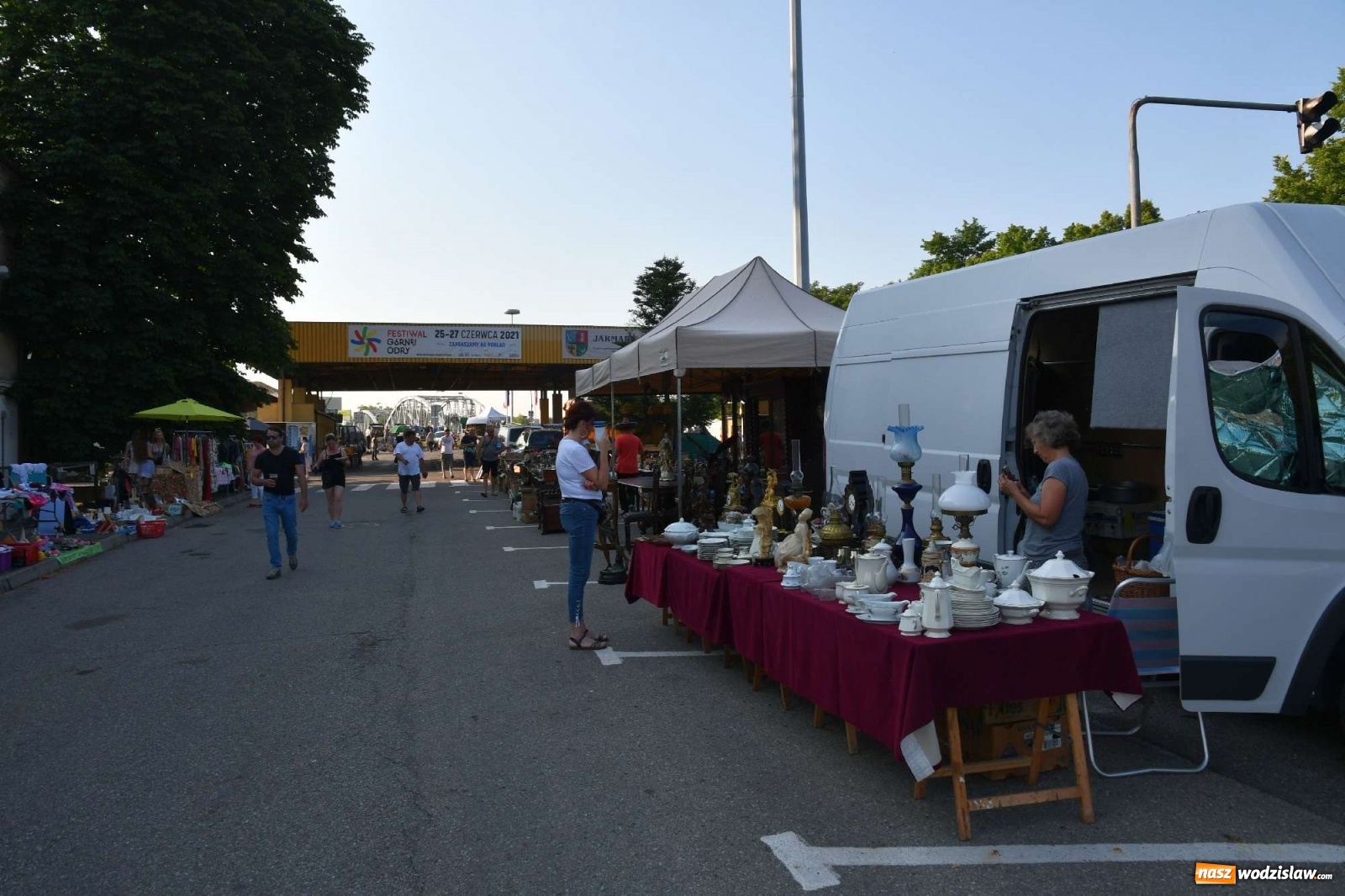 Zdjęcie w galerii na portalu naszwodzislaw.com: Jarmark w Chałupkach. Sprzedający nie zawiedli [WIDEO] wiadomości z regionu