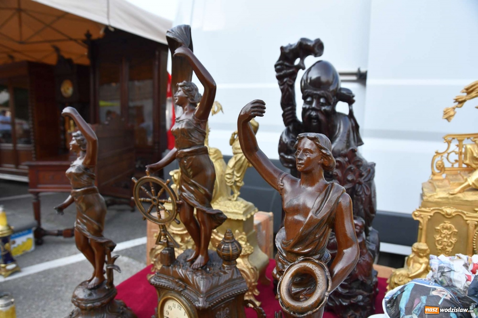 Zdjęcie w galerii na portalu naszwodzislaw.com: Jarmark w Chałupkach. Sprzedający nie zawiedli [WIDEO] wiadomości z regionu