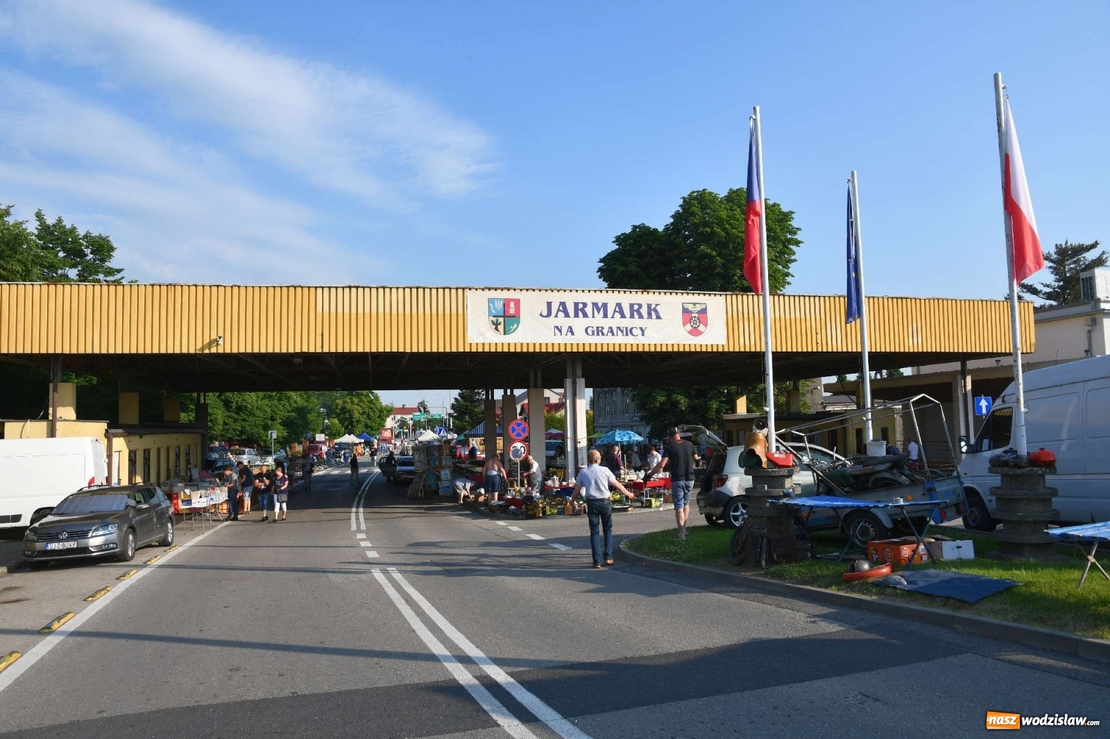 Zdjęcie w galerii na portalu naszwodzislaw.com: Jarmark w Chałupkach. Sprzedający nie zawiedli [WIDEO] wiadomości z regionu