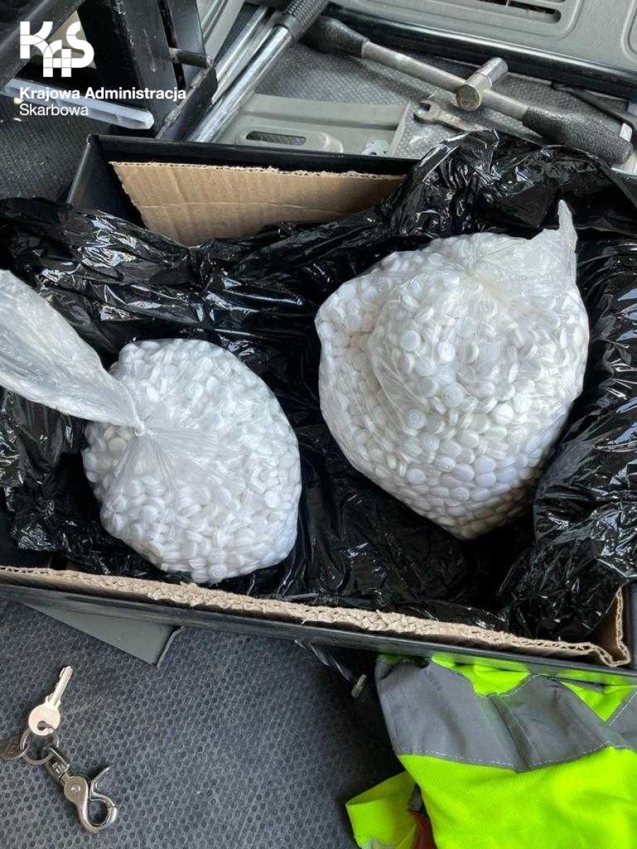 Zdjęcie w galerii na portalu naszwodzislaw.com: Tabletki z pseudoefedryną ukryte pod siedzeniem wiadomości z regionu