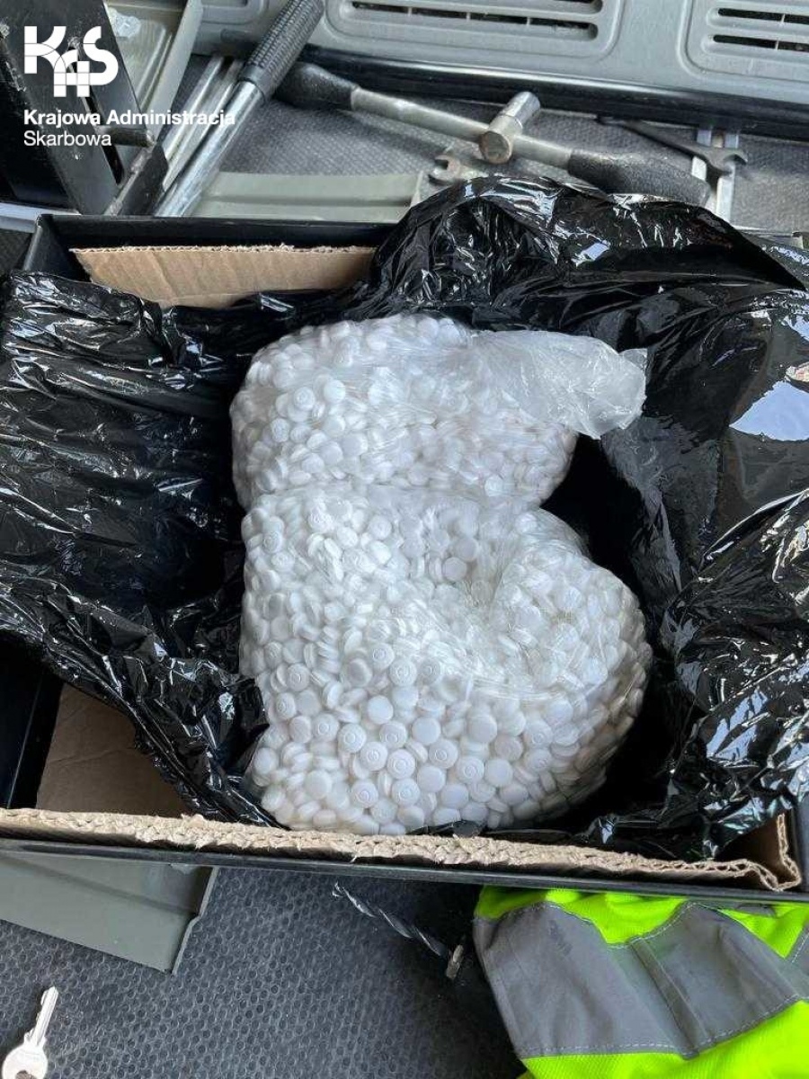 Zdjęcie w galerii na portalu naszwodzislaw.com: Tabletki z pseudoefedryną ukryte pod siedzeniem wiadomości z regionu